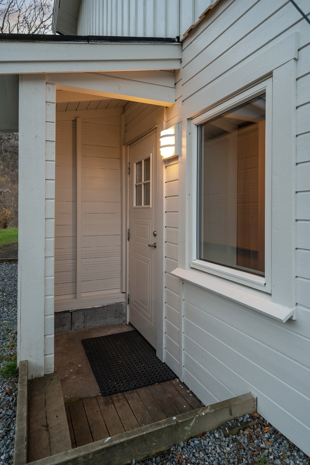 Det er eget overbygget inngangsparti og området utenfor ble gruslagt i 2024 Galleribilde