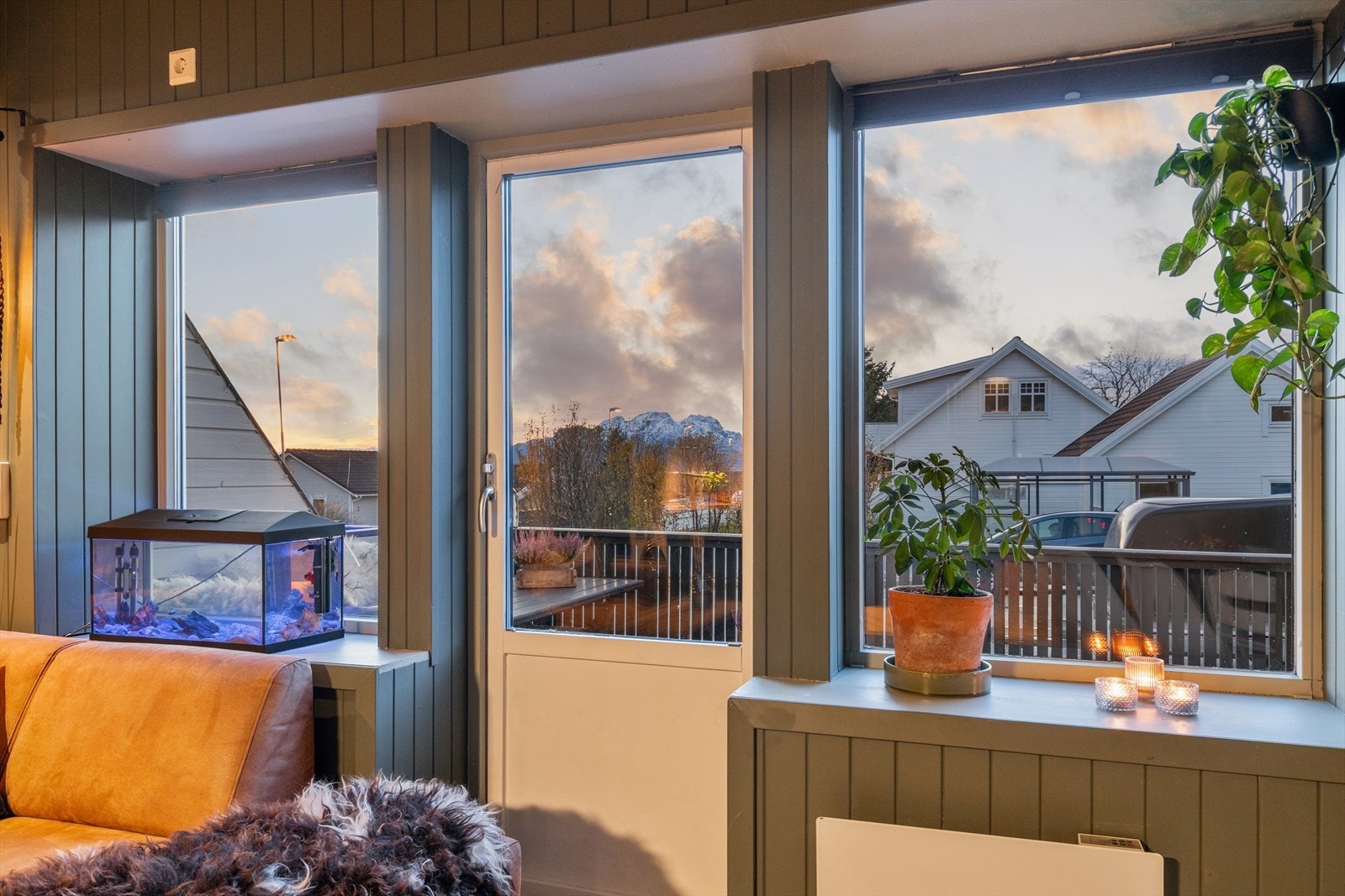 Det er store vindusflater som slipper inn mye naturlig lys og herfra er det også utgang til terrassen - Du kan skimte toppene på Landegode i bakgrunnen Galleribilde