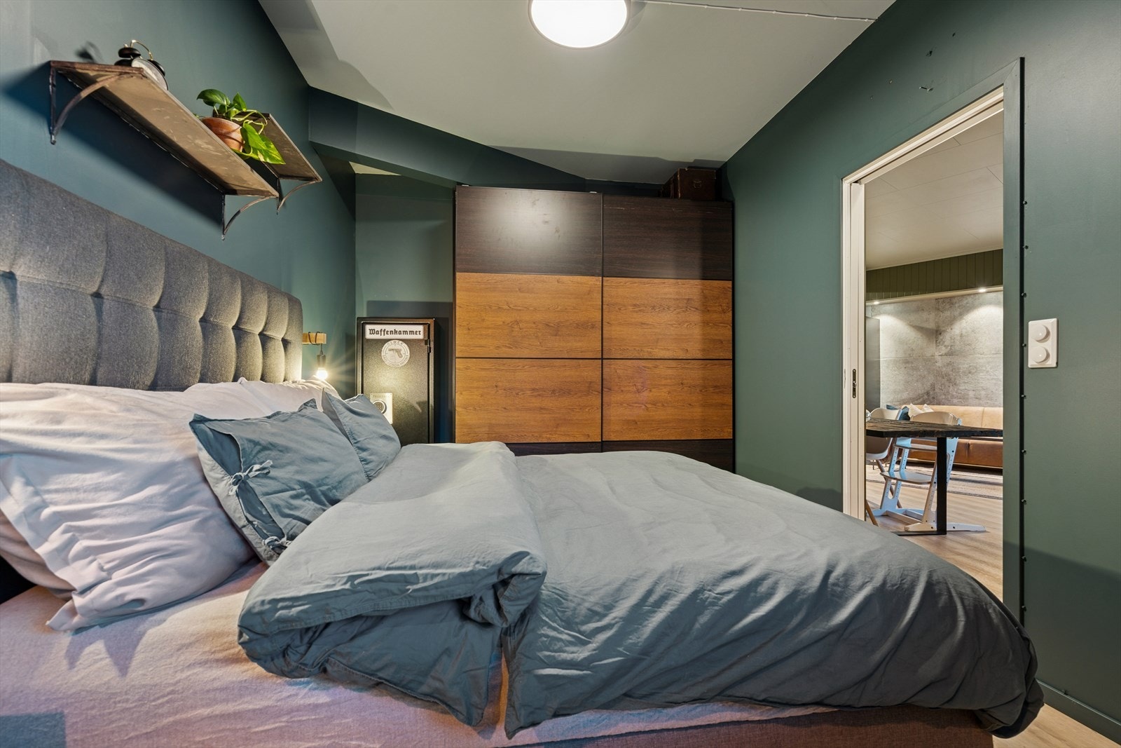Soverom I - Hovedsoverommet har adkomst fra stuen og er malt i en dempet farge Galleribilde