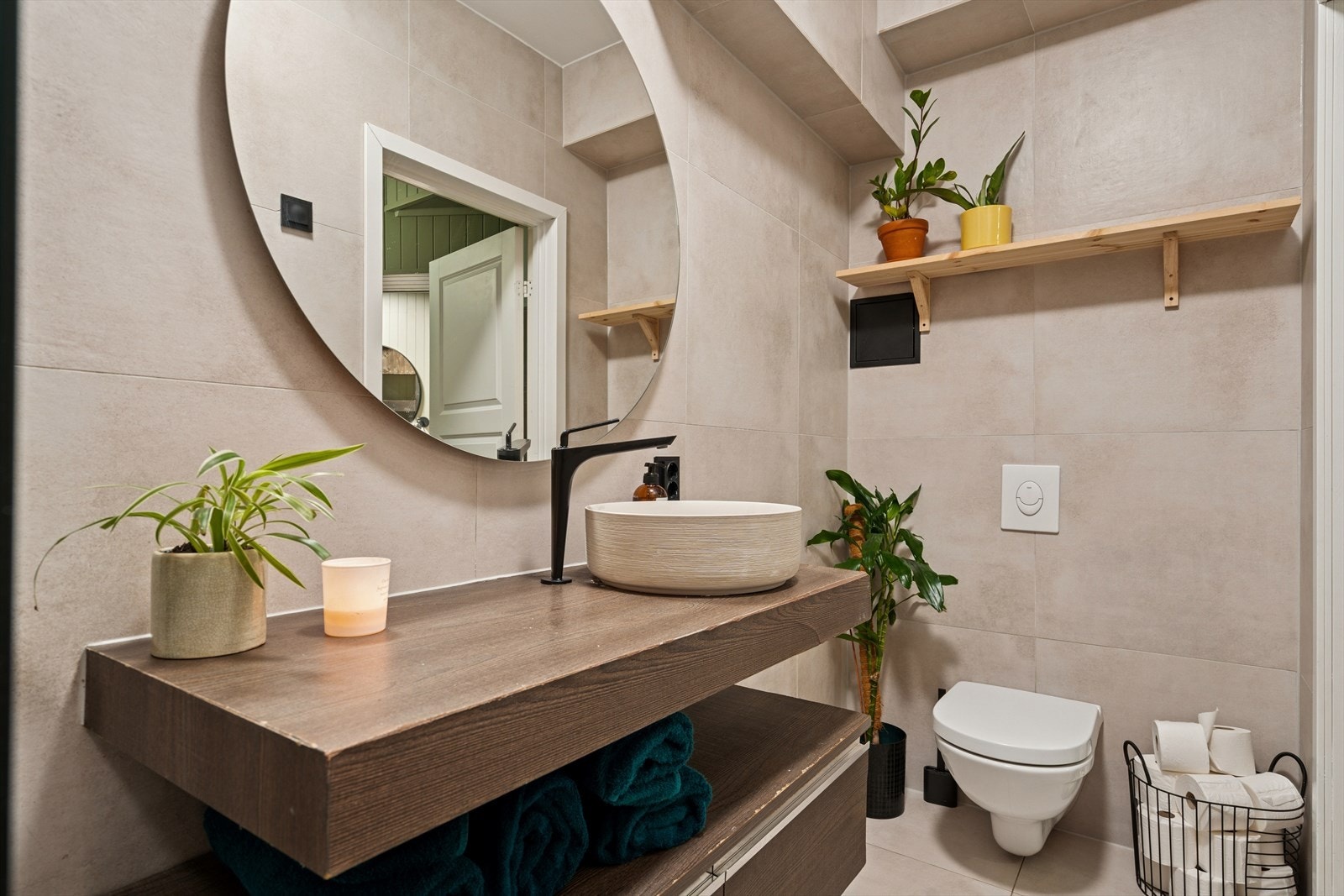 Badet er moderne og i 2020 ble det lagt nye fliser over eksisterende fliser Galleribilde