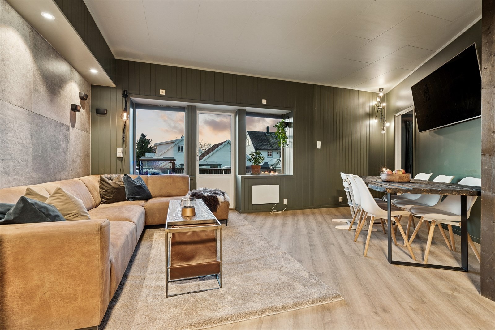 Stuen er møbleringsvennlig utformet med plass til både spisebord og sofakrok Galleribilde