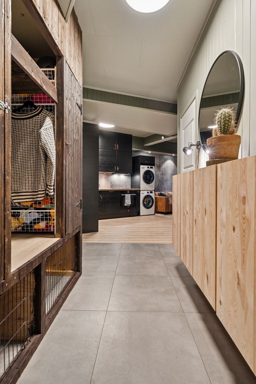 Fra entreen har du tilgang til den innvendige boden og videre inn i stue/kjøkken Galleribilde