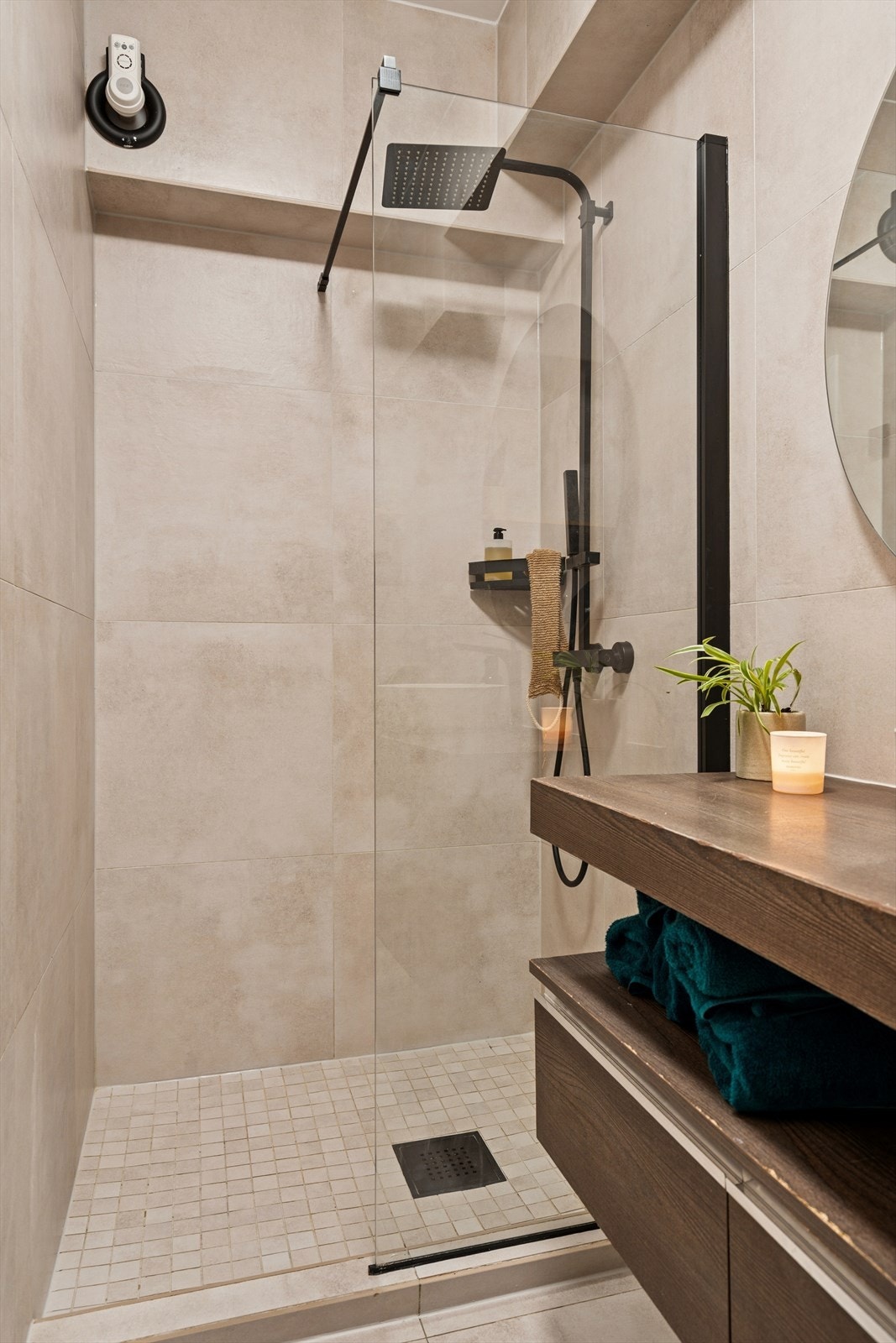 Dusjen er avdelt med glassvegg og byr på lille ekstra med regnfallsdusj Galleribilde