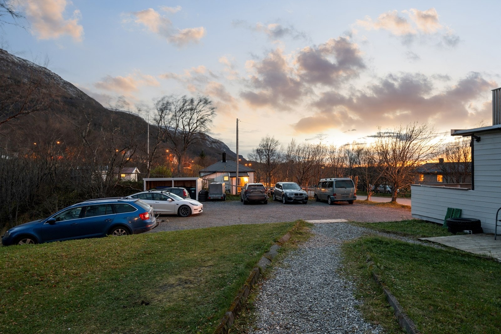 Leiligheten har utvendig parkeringsplass og sameiet har et hyggelig fellesområde på baksiden Galleribilde