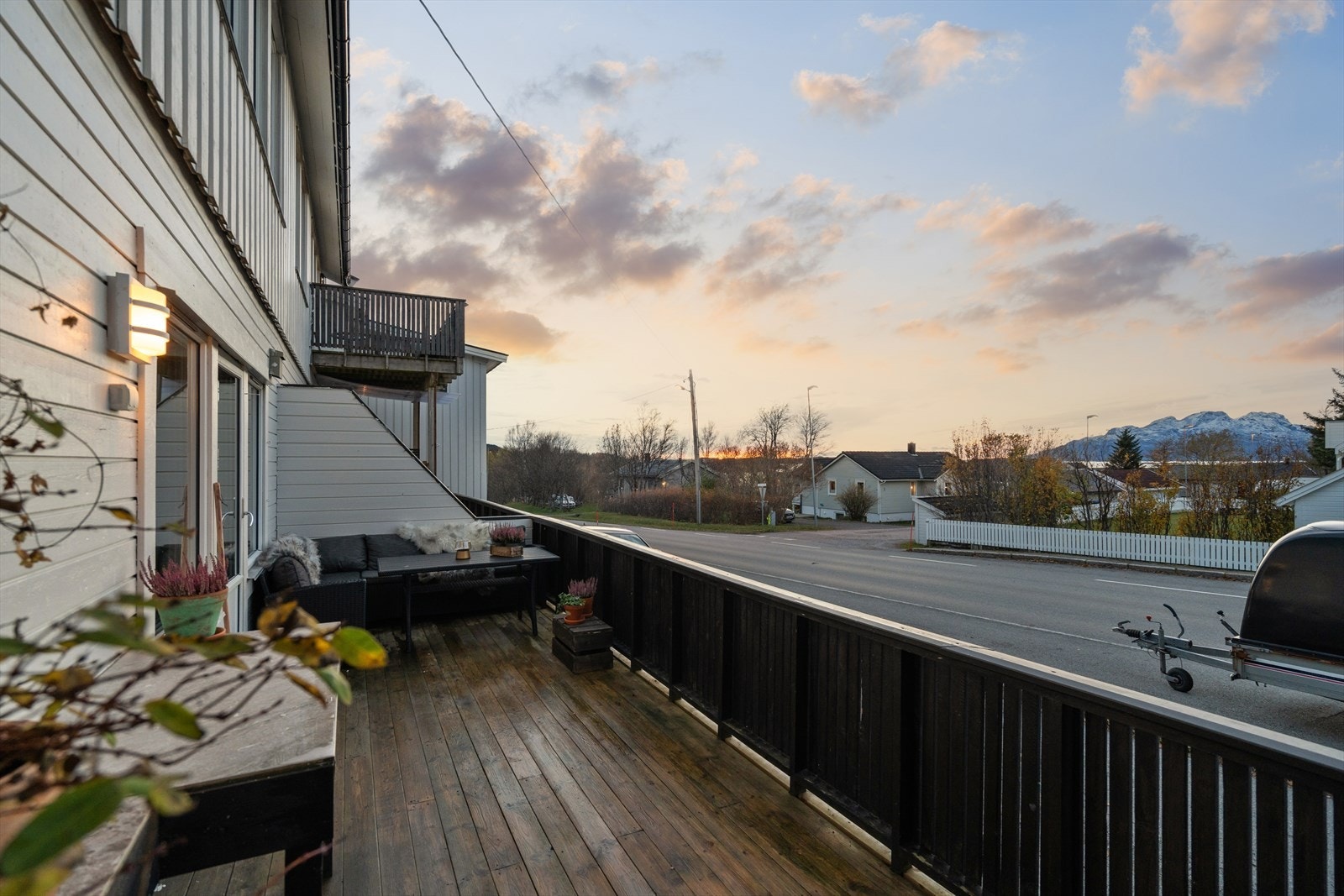 Den romslige terrassen gir deg sol på ettermiddag/kveld, samt utsikt over Landegode Galleribilde