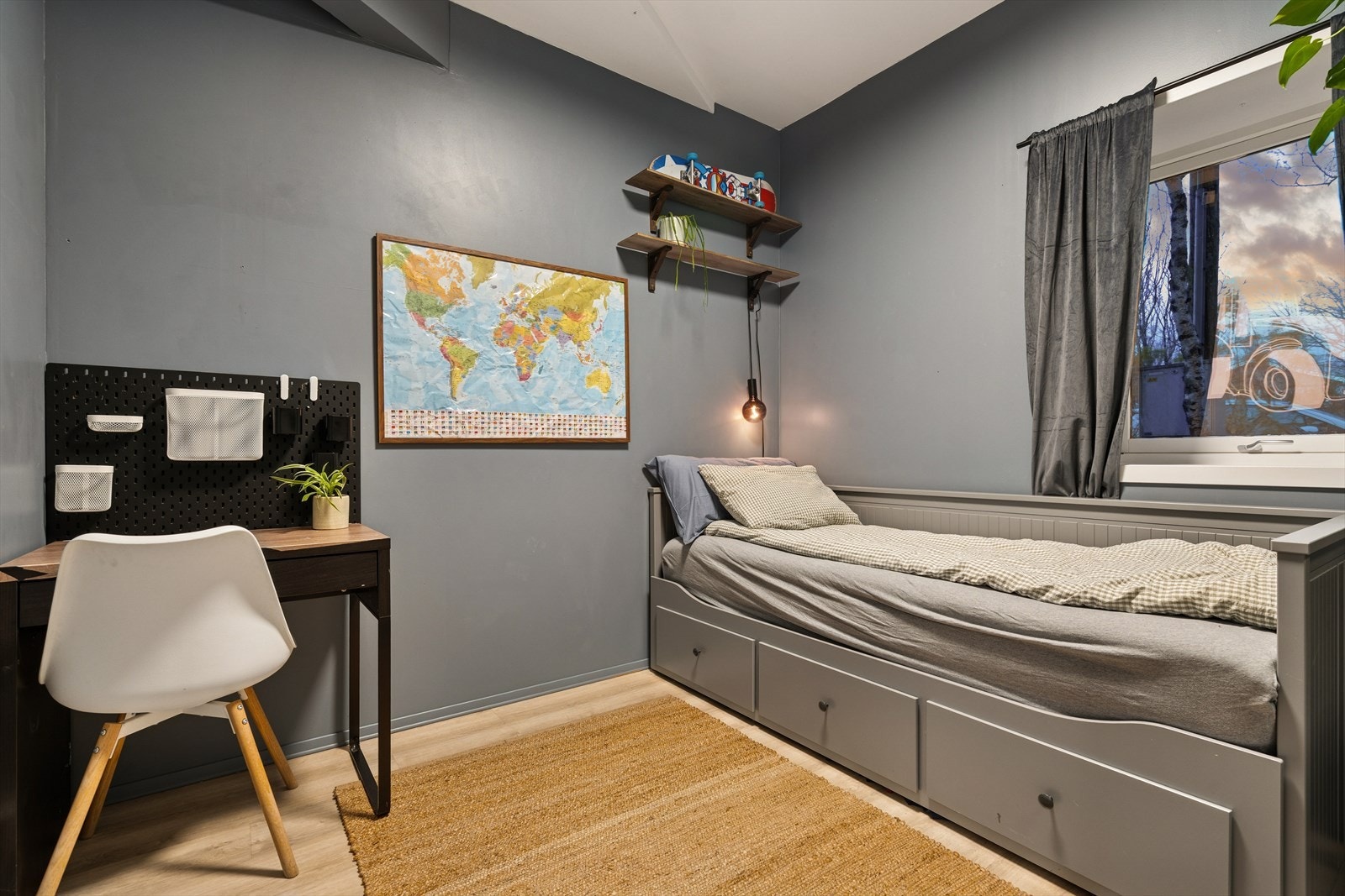 Den innvendige boden er innredet til soverom (ikke godkjent) - Endring fra bod til soverom er søknadspliktig Galleribilde