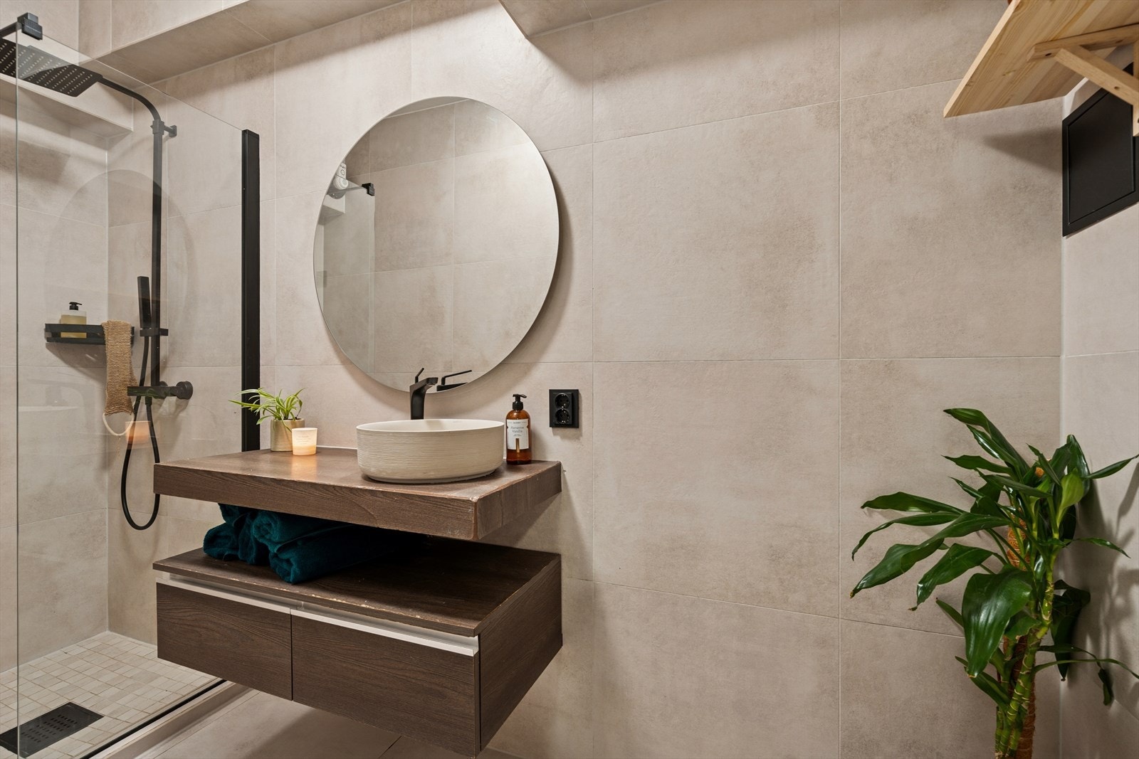 Her finner du vegghengt toalett, baderomsinnredning og dusjnisje Galleribilde