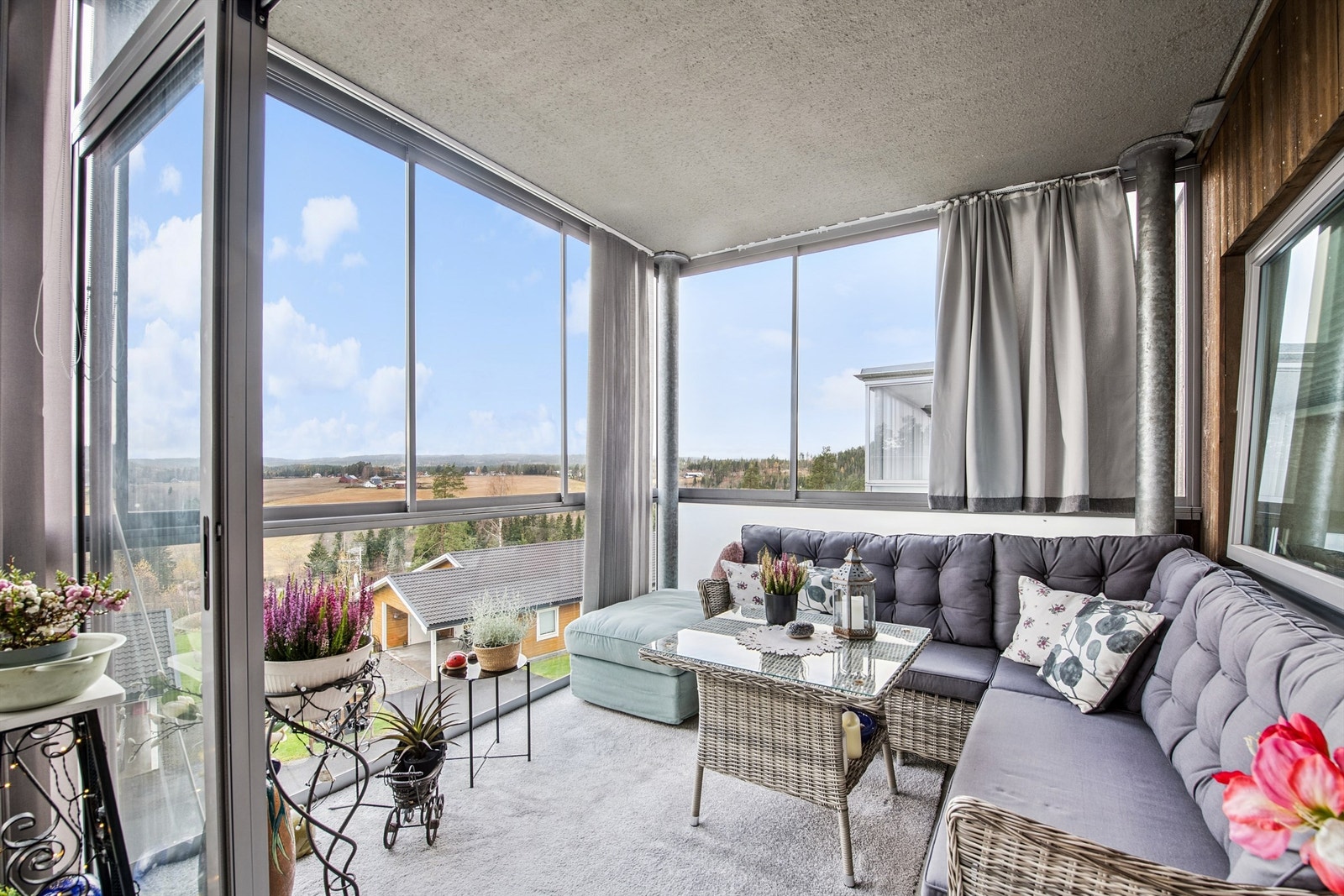 Den andre balkongen er innredet som en lun og komfortabel hagestue. Galleribilde