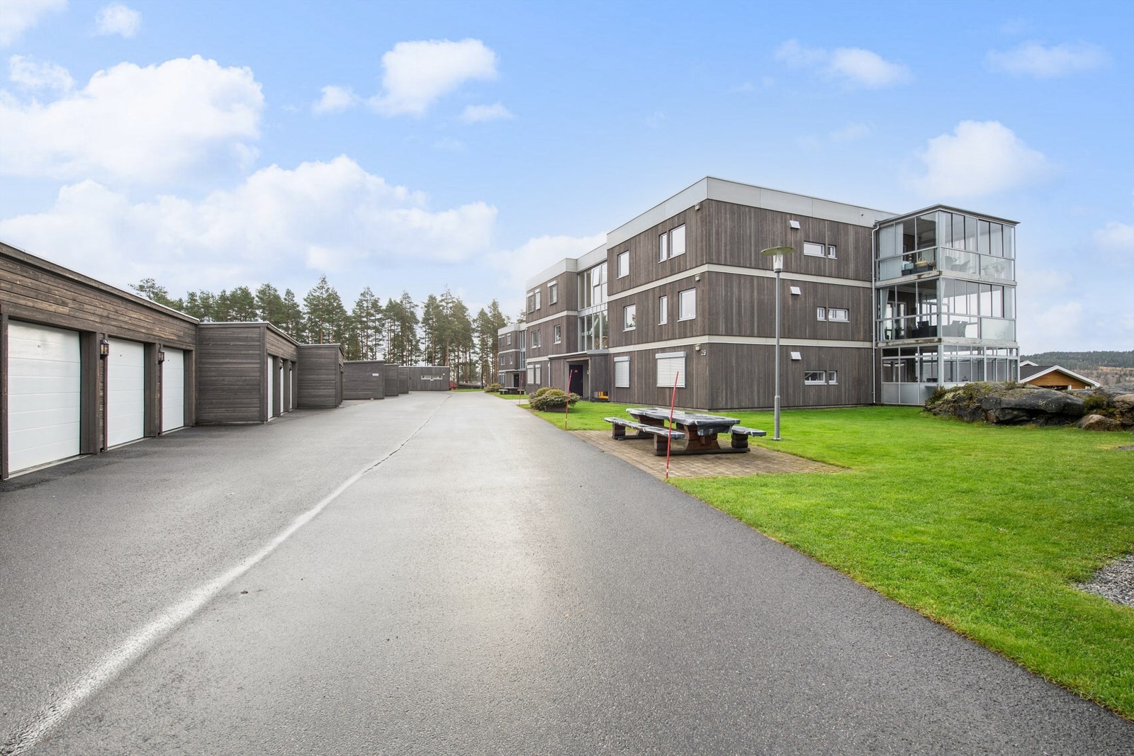 Det medfølger en egen garasjeplass i felles, lukket anlegg. Galleribilde