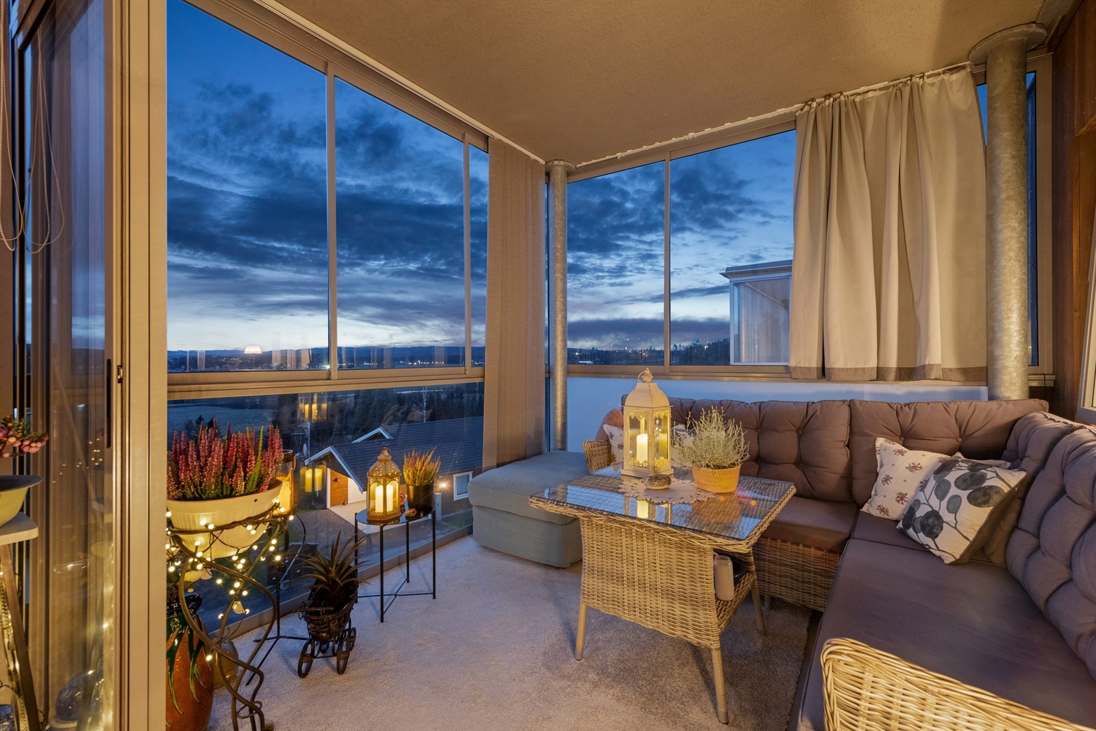 Balkongene gir fleksible muligheter for møblering med både sittegruppe og spisebord. Galleribilde