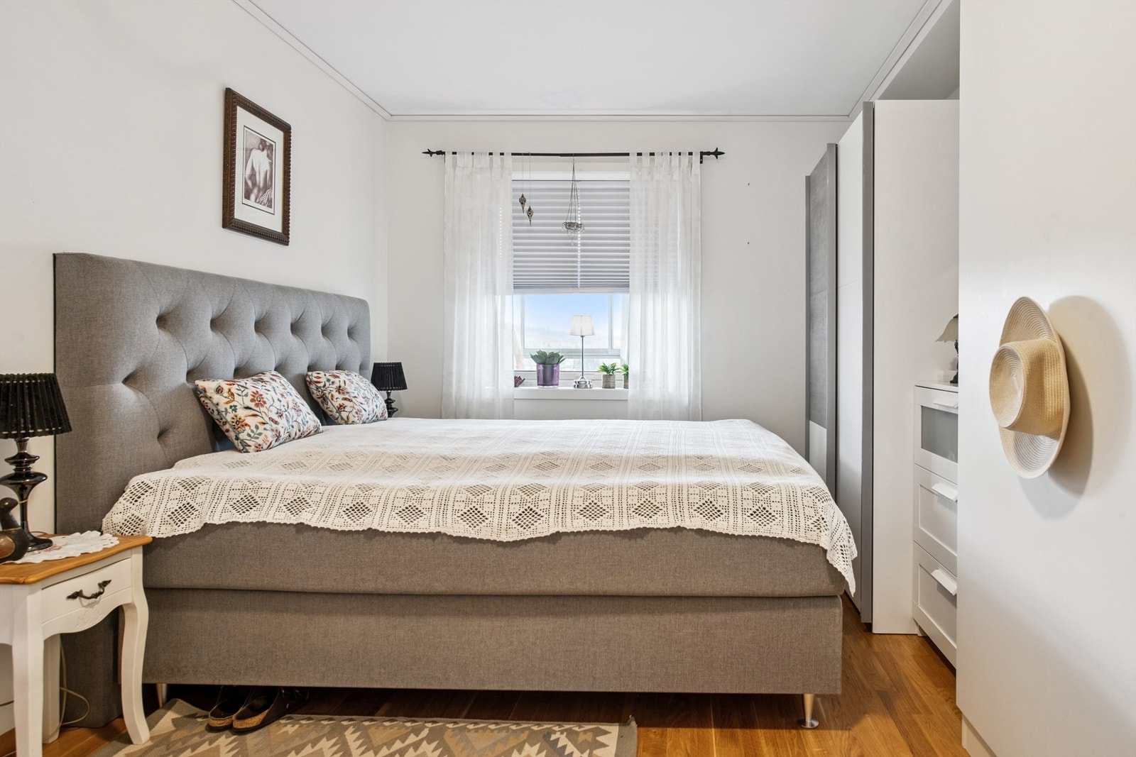 Soverommet har god plass til dobbeltseng og tilhørende møblement. Galleribilde