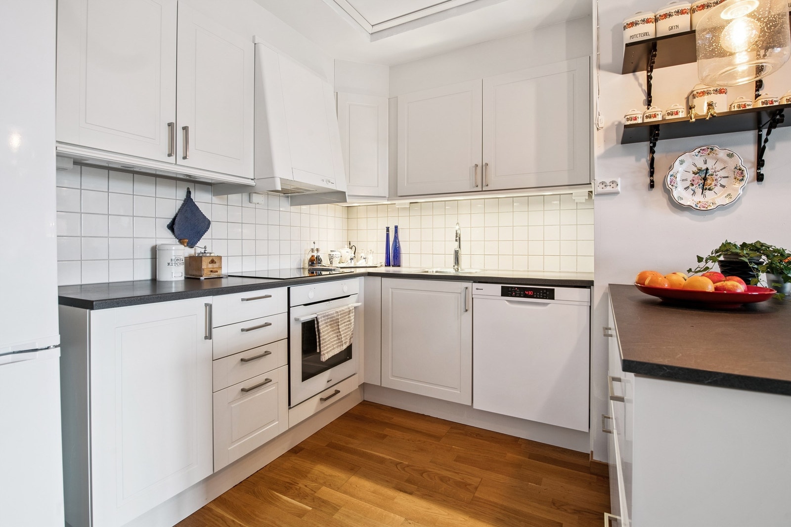 Kjøkkenet er praktisk utformet med gode arbeidsflater og integrert stekeovn og platetopp. Galleribilde