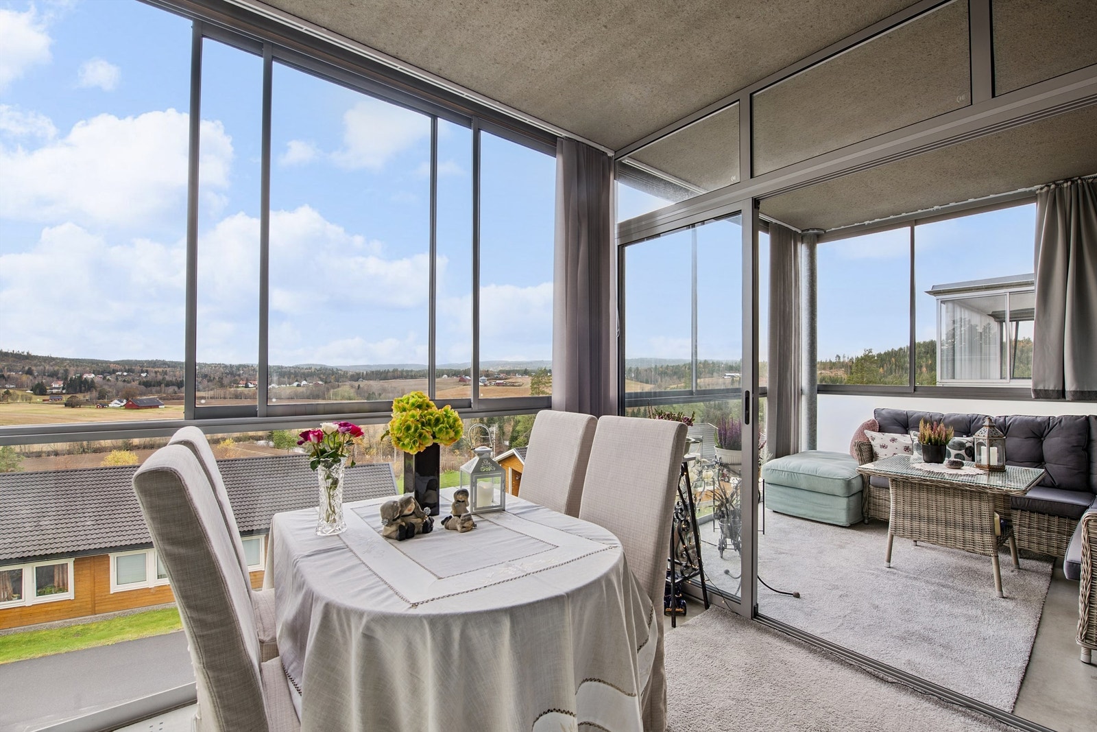 Leiligheten har to store, innglassede balkonger som gir rikelig med ekstra oppholdsareal. Galleribilde