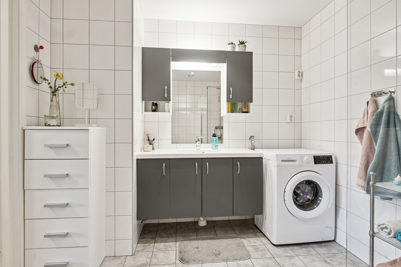 Baderomsinnredningen har en bred servant med underskap og tilhørende speilskap. Galleribilde