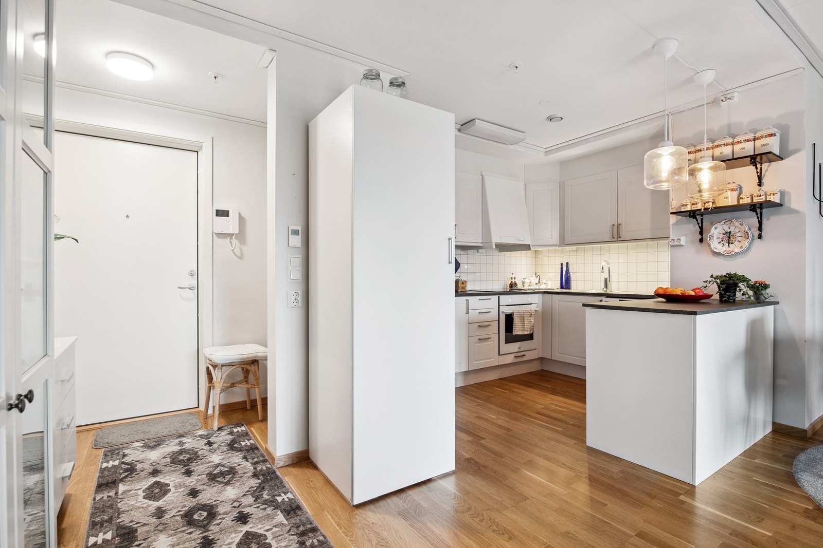 Du ønskes velkommen inn i en lys entré som åpner opp mot stuen og kjøkkenet. Galleribilde