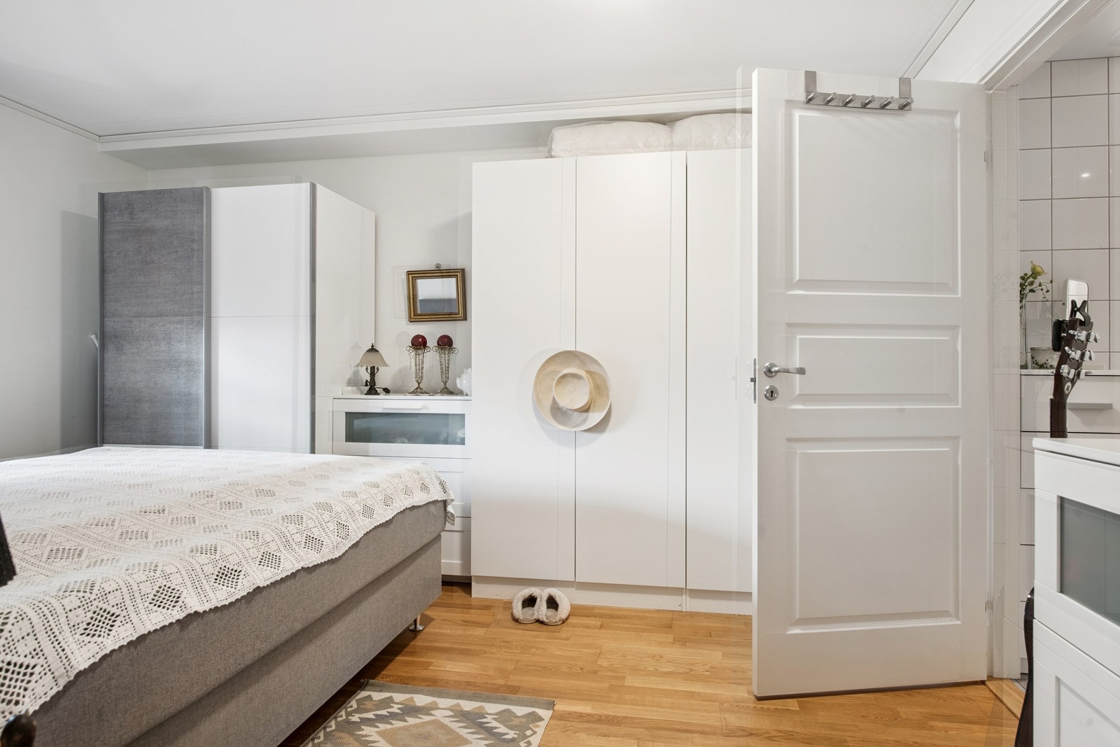 Her er det rikelig med garderobeplass og direkte adkomst til badet. Galleribilde