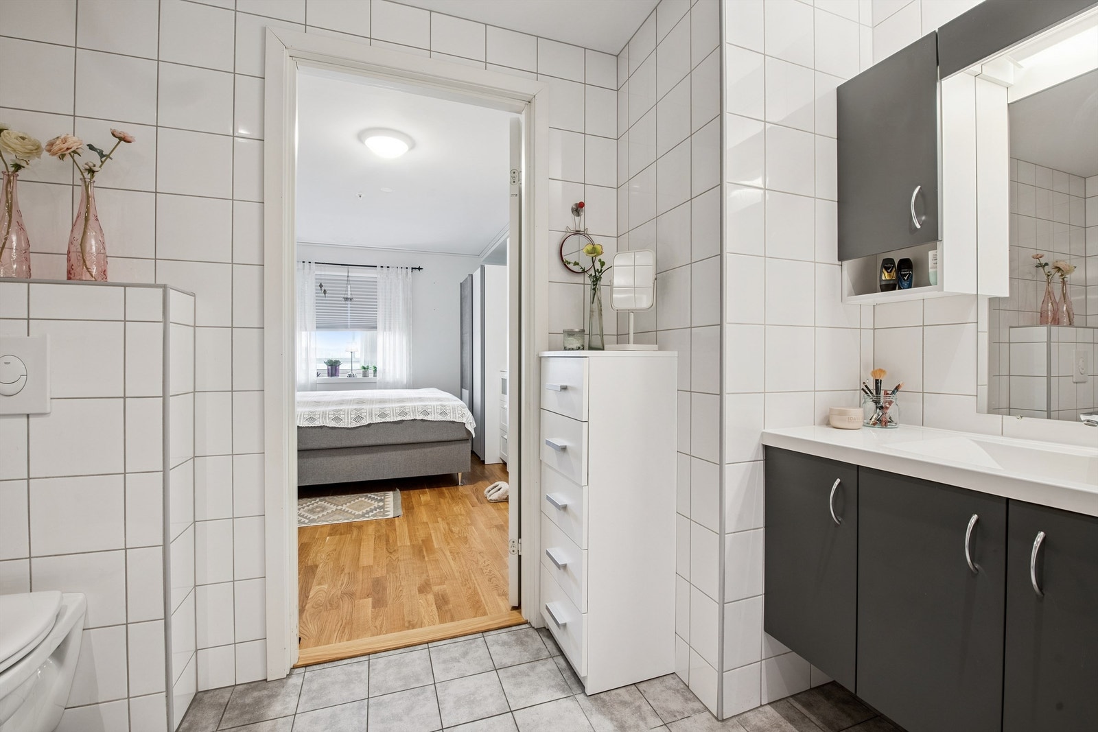 Den praktiske en-suite-løsningen gir en følelse av privatliv og komfort. Galleribilde