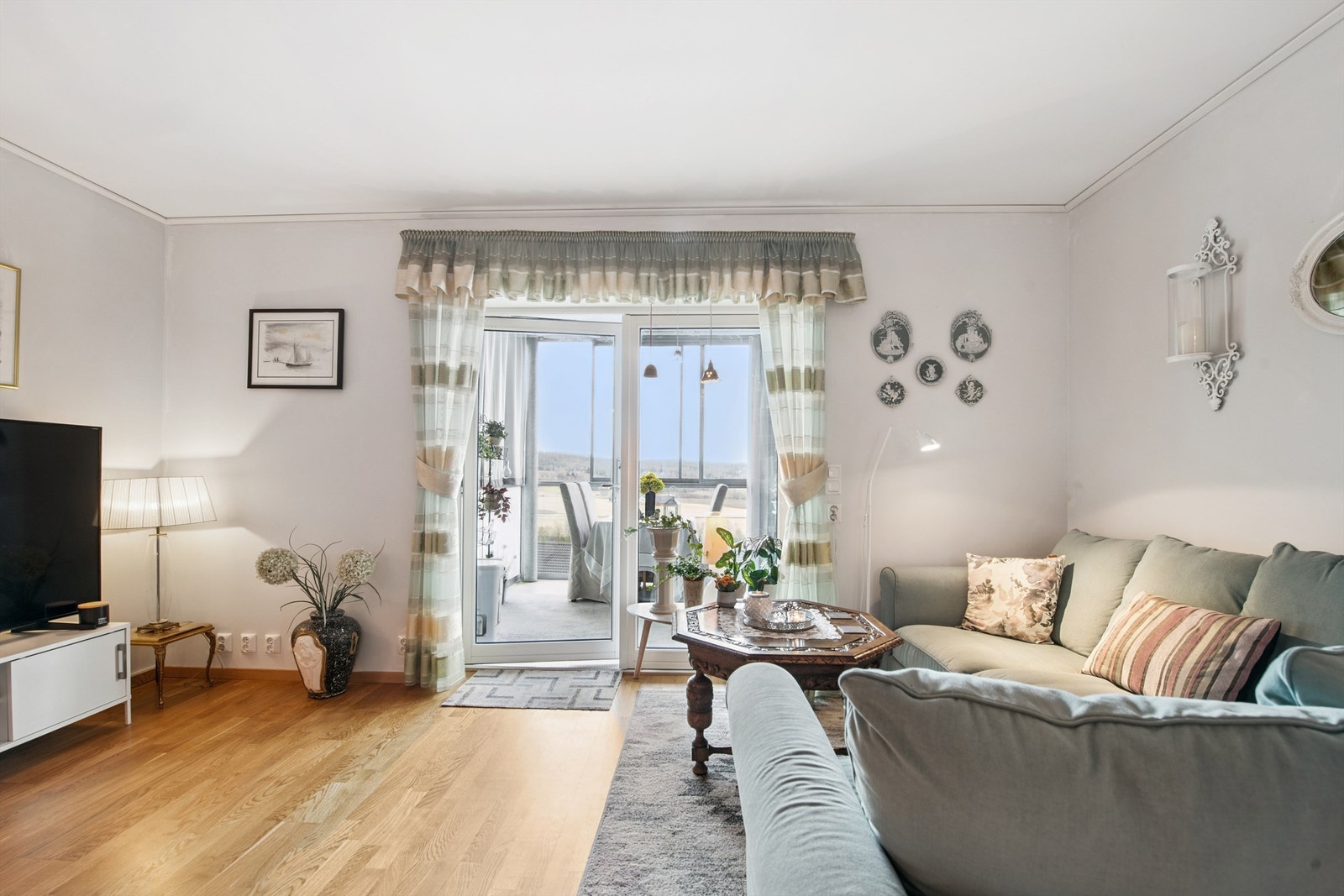 Store vindusflater i stuen slipper inn rikelig med naturlig lys. Galleribilde