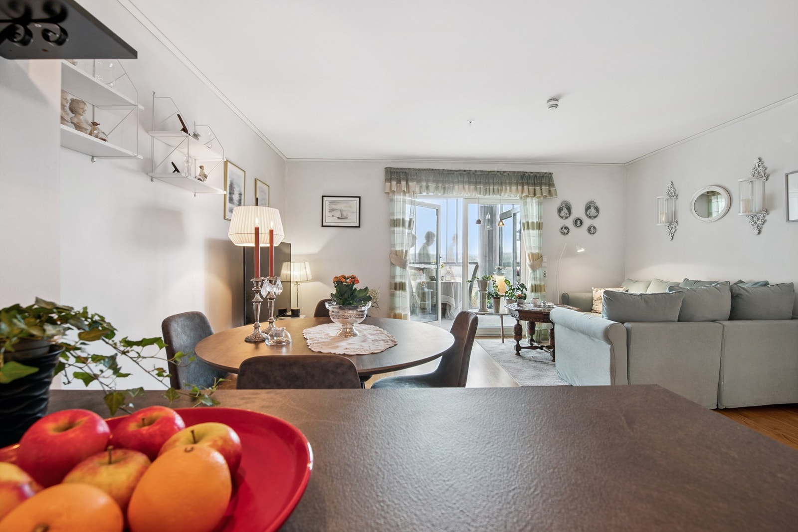 Den praktiske kjøkkenhalvøya fungerer som en sosial sone og en naturlig romdeler. Galleribilde