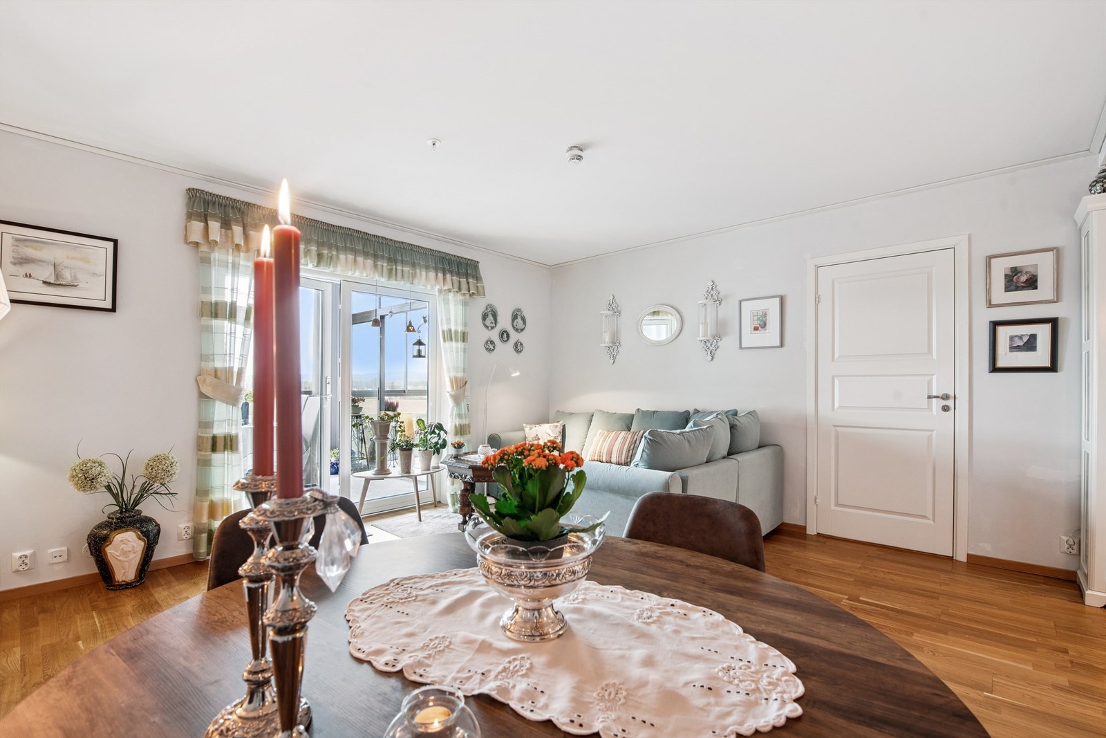 Rommet er enkelt å møblere og har god plass til en romslig sofagruppe. Galleribilde