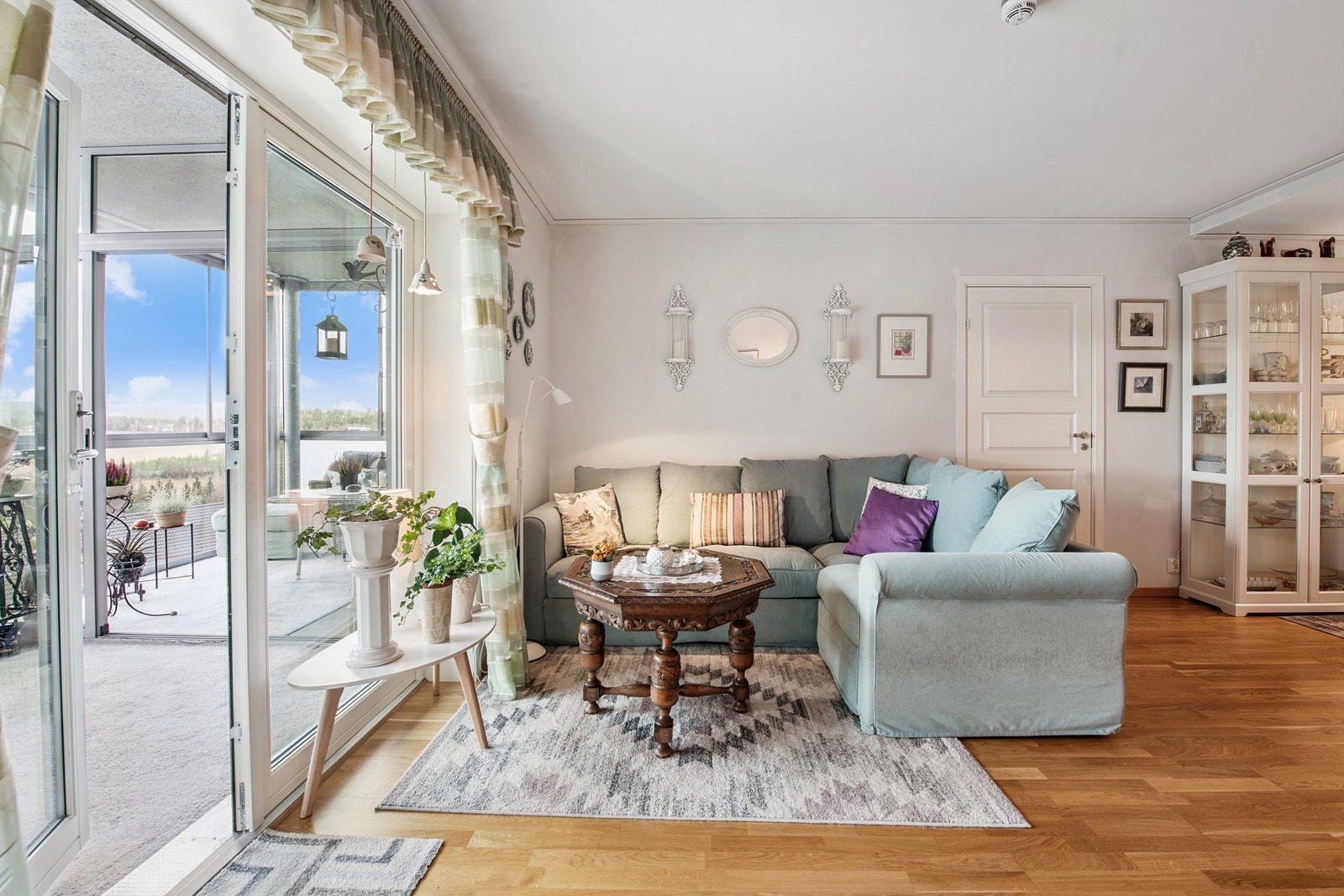 Fra stuen er det direkte utgang til en av de romslige, innglassede balkongene. Galleribilde