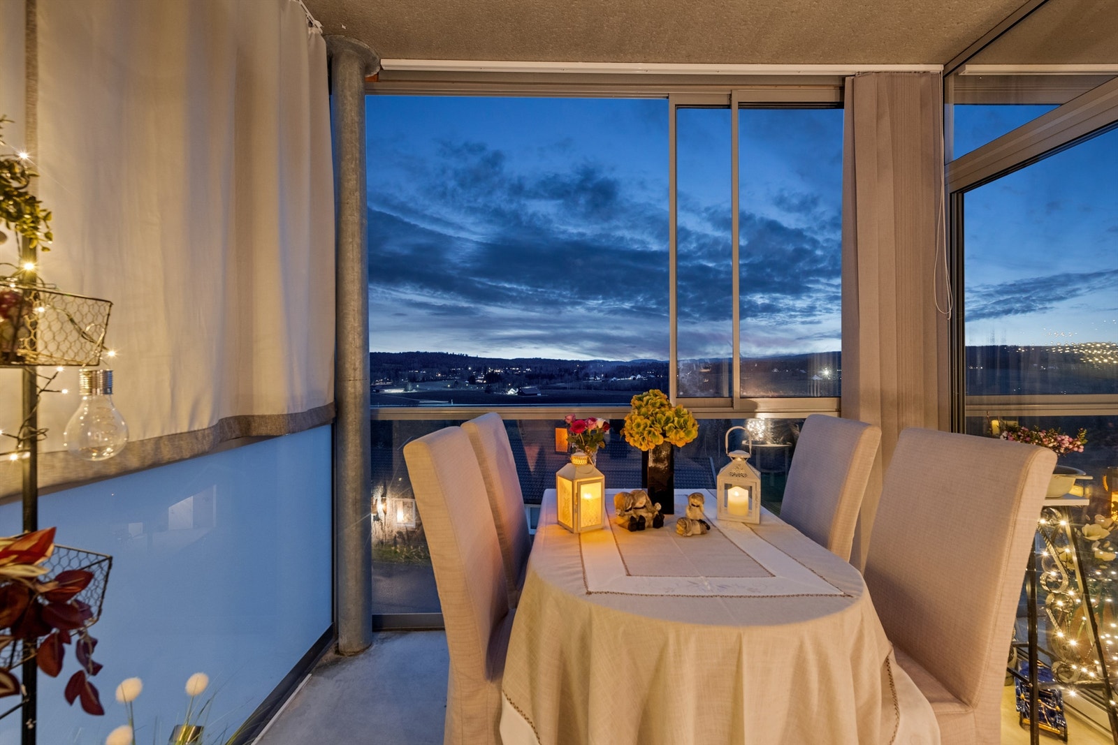 Utsikten fra balkongen er åpen og vidstrakt over nærområdet. Galleribilde