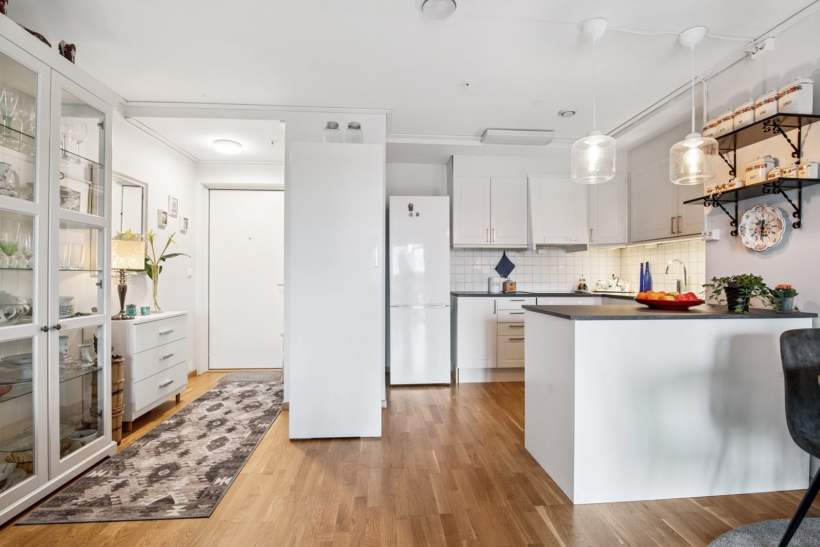 Fra entreen ser man den gjennomgående eikeparketten som binder rommene sammen. Galleribilde