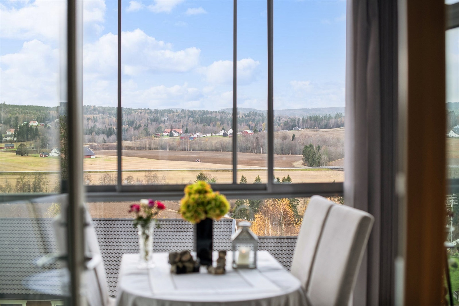 Fra leiligheten har man en flott utsikt over det omkringliggende kulturlandskapet. Galleribilde