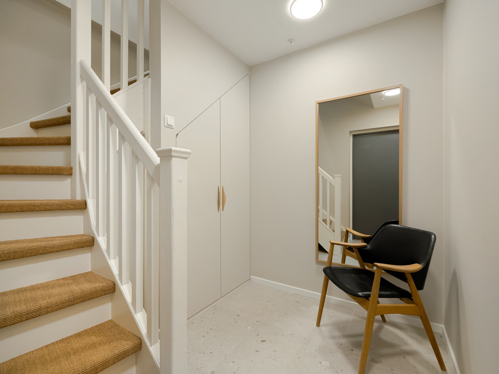 Inngangspartiet gir et veldig godt førsteinntrykk. Det er stort og romslig med god plass til en sittebenk, speil og eventuelle knaggrekker på vegg om ønskelig. Galleribilde