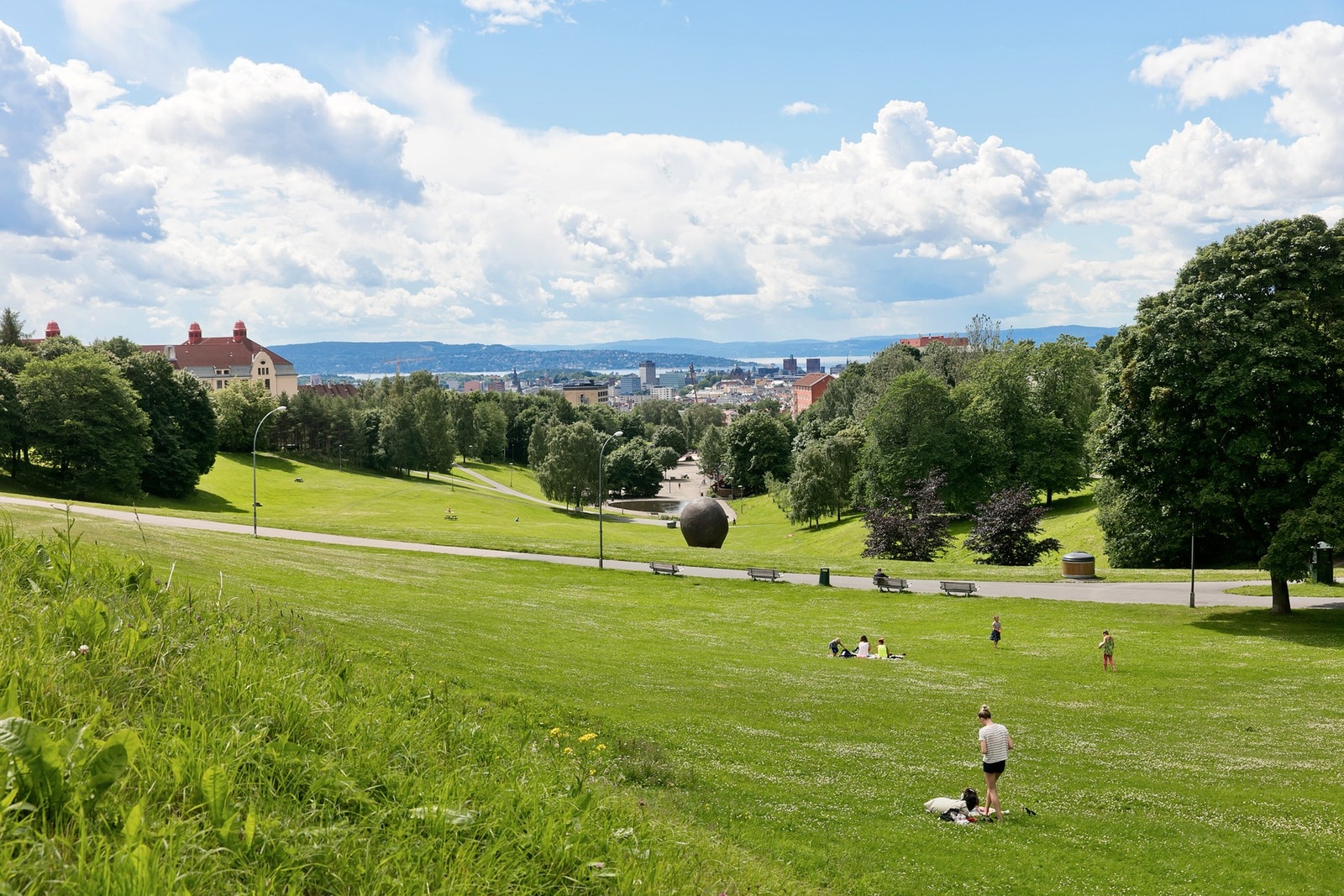 I tillegg er det mange flotte parker og grøntområder. Her ser du frodige Torshovdalen. Galleribilde