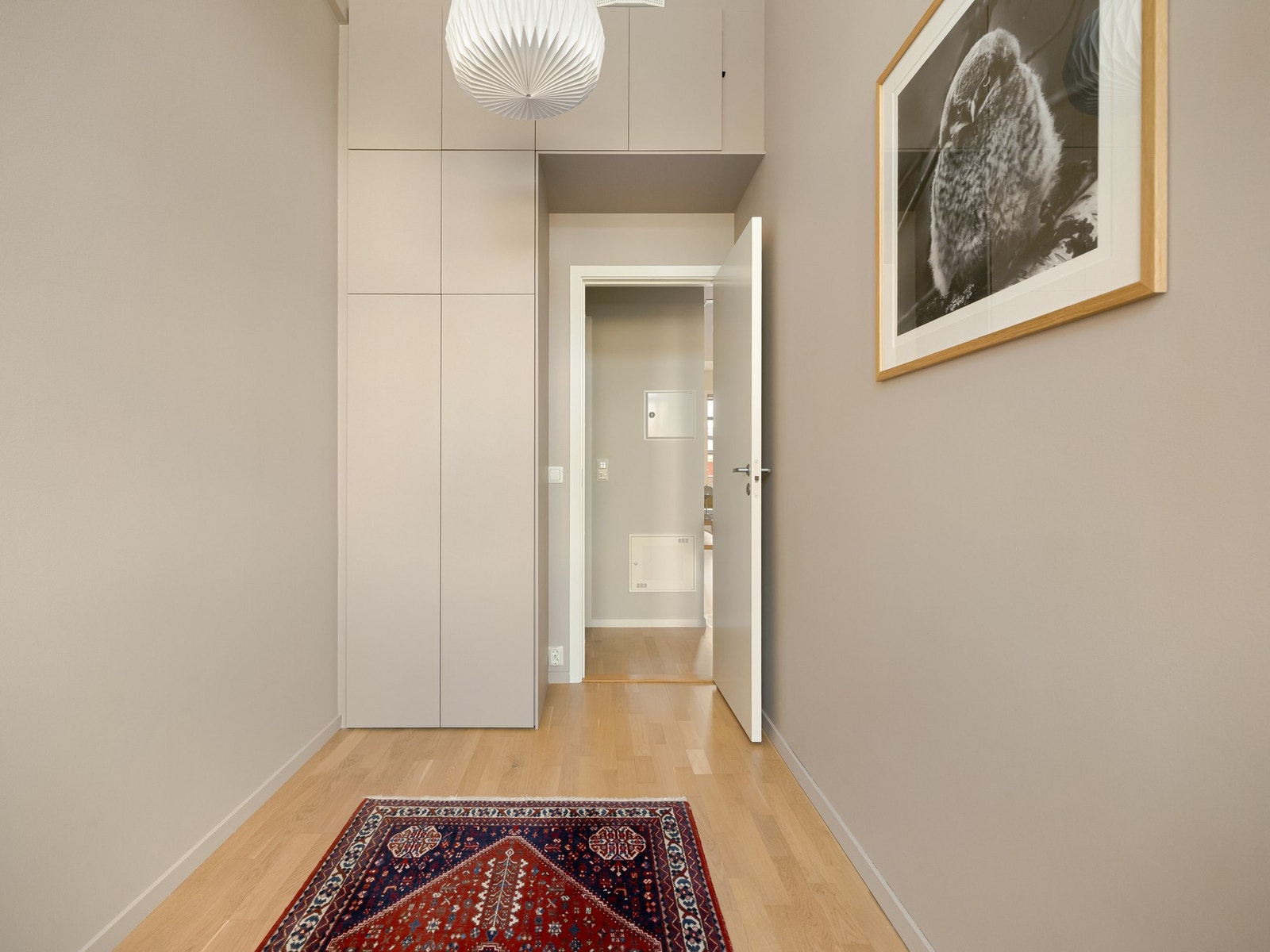 Også her er det montert en svært praktisk, snekkerbygget garderobeløsning. Galleribilde