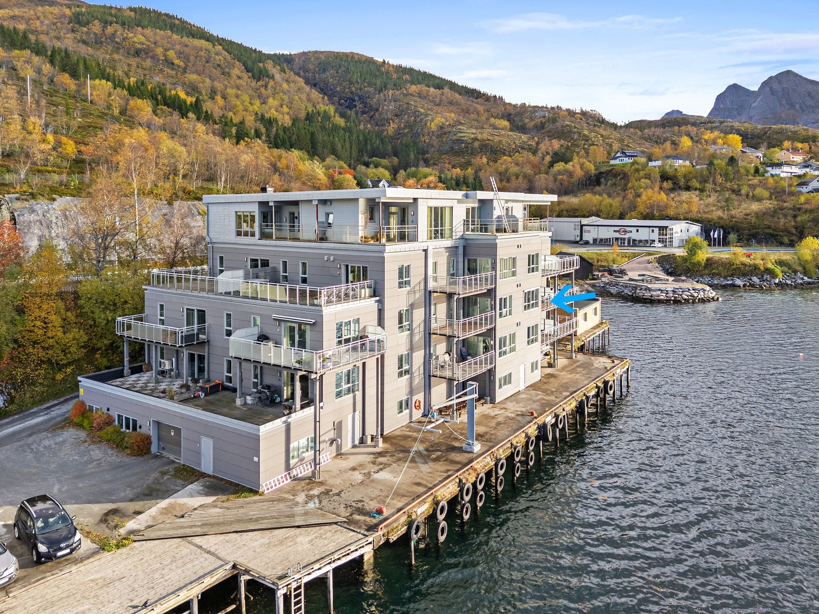 Leiligheten har en attraktiv plassering ved sjøkanten, og ligger i byggets 3. etasje. Galleribilde