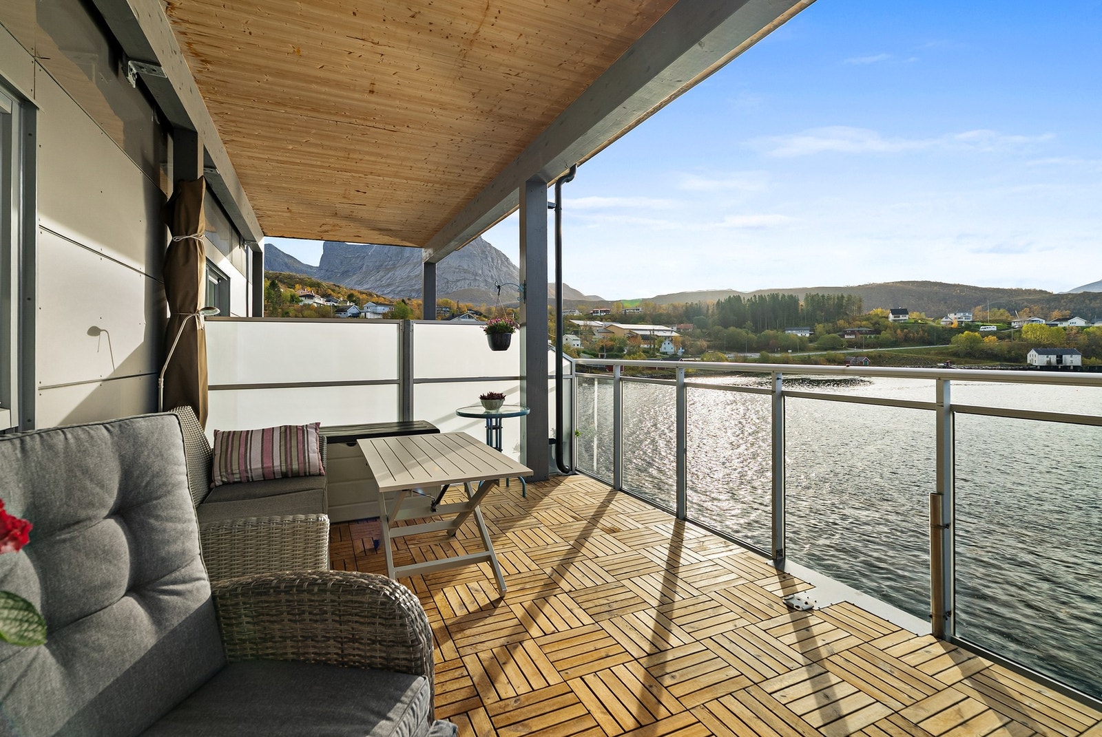 Den romslige balkongen på ca. 17 m² byr på flott utsikt og gode solforhold. Galleribilde