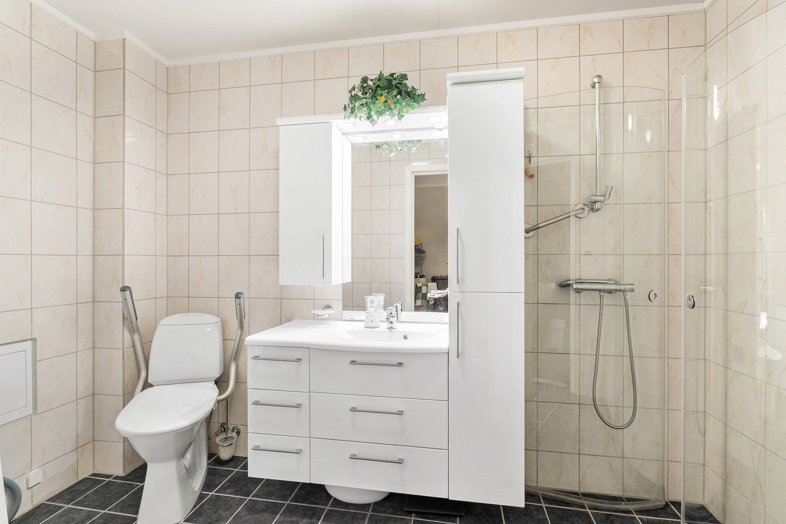 Badet er innredet med servant, toalett og dusjhjørne med glassvegger. Galleribilde