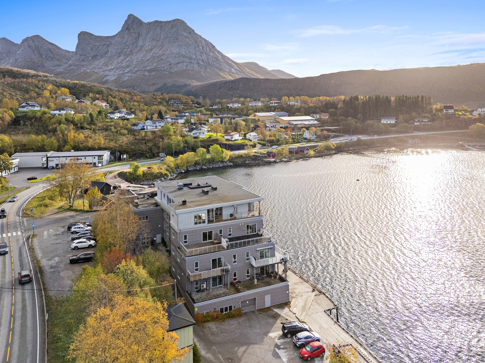 Her får du en flott kombinasjon av utsikt, lys og nærhet til vannet. Galleribilde