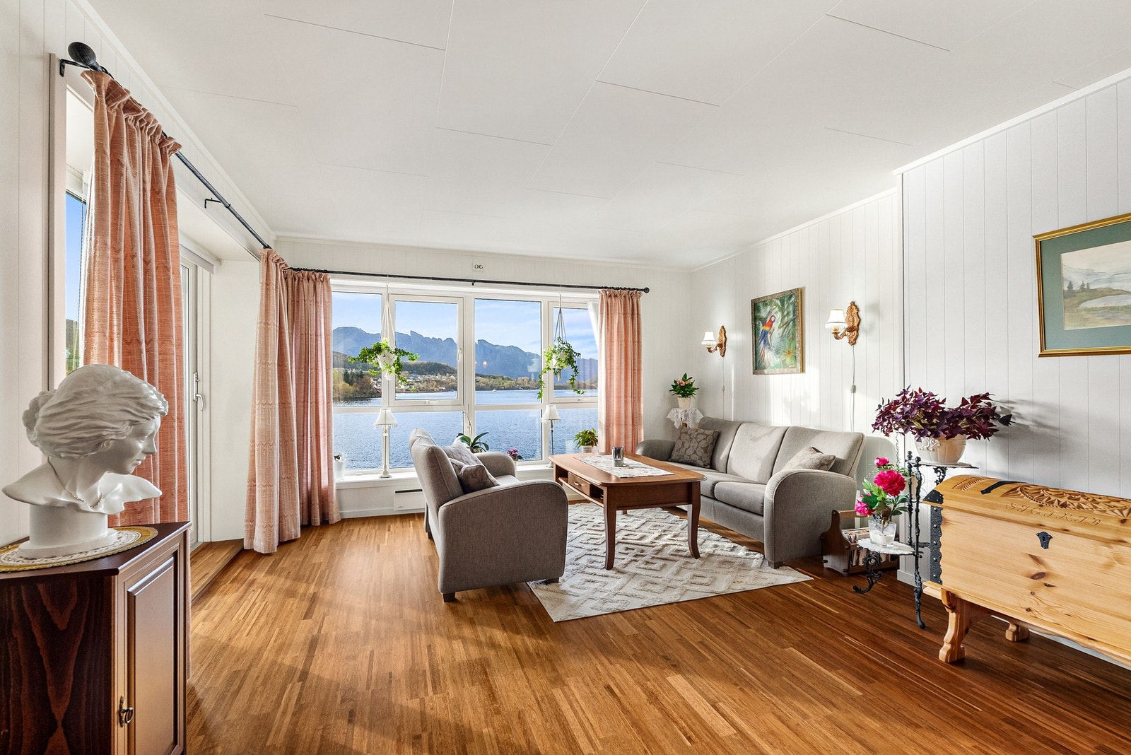 Stuen fremstår lys og romslig med parkett på gulv og store vindusflater som gir rikelig lysinnslipp og flott utsikt. Galleribilde