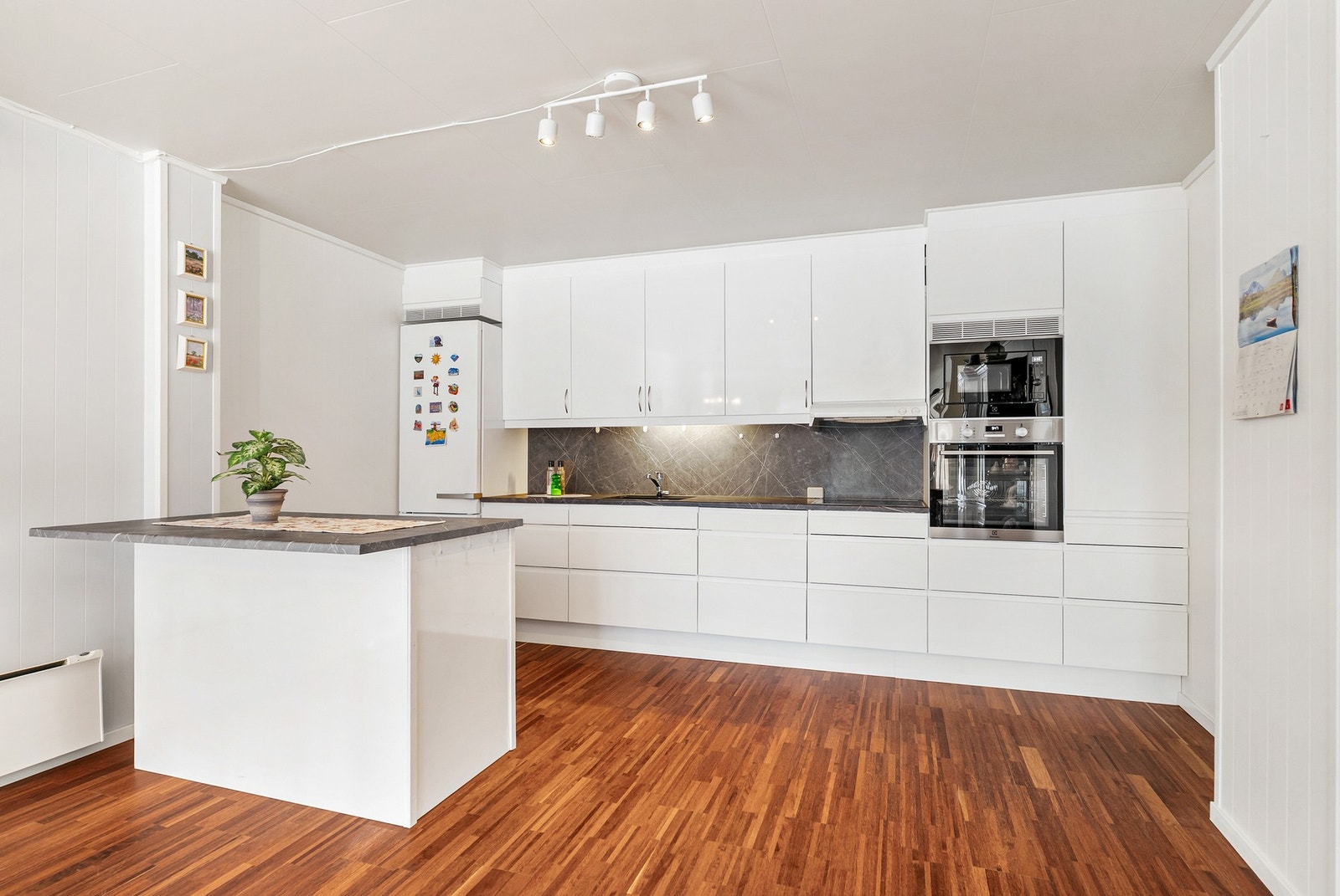 Kjøkkenet ble modernisert i 2022 med blant annet nye skuffer, benkeplate, vask, koketopp og integrert mikrobølgeovn. Galleribilde