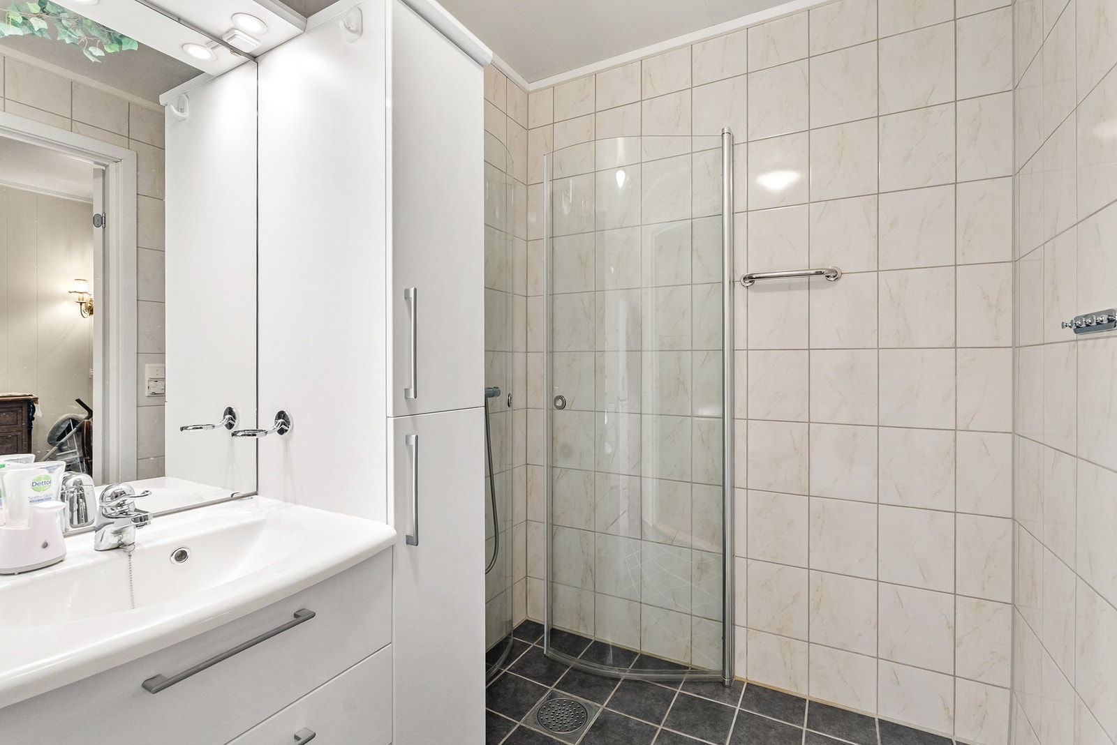 Gulvet er flislagt og har elektriske varmekabler, vegger av fliser, og taket har himlingsplater. Galleribilde