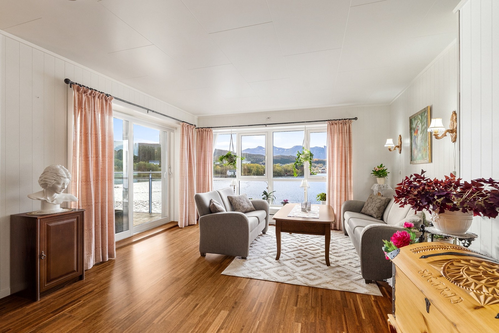 Fra stuen er det direkte utgang til balkongen via skyvedør. Galleribilde