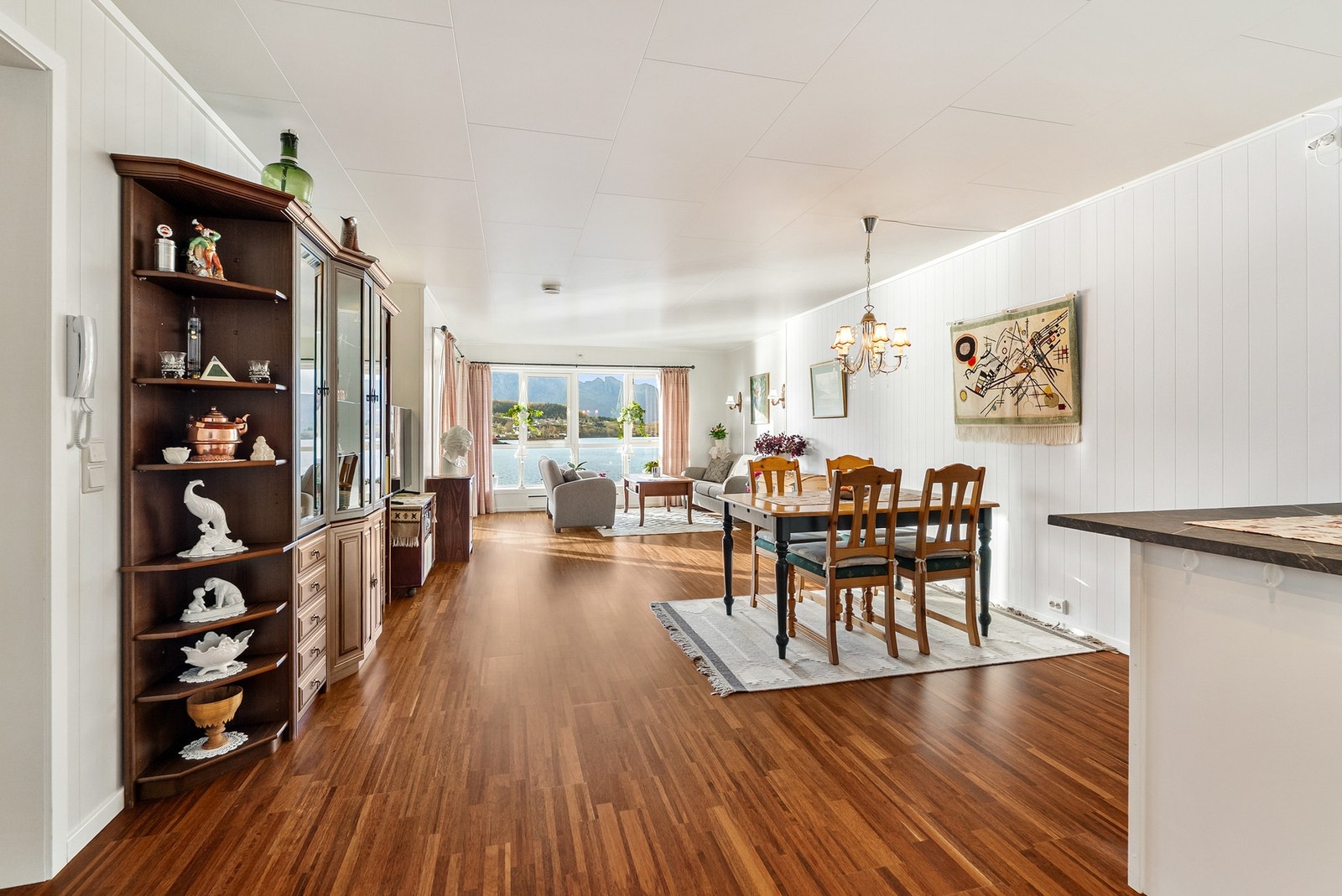 Videre kommer man inn til et flott og romslig oppholdsrom med åpen stue- og kjøkkenløsning. Galleribilde