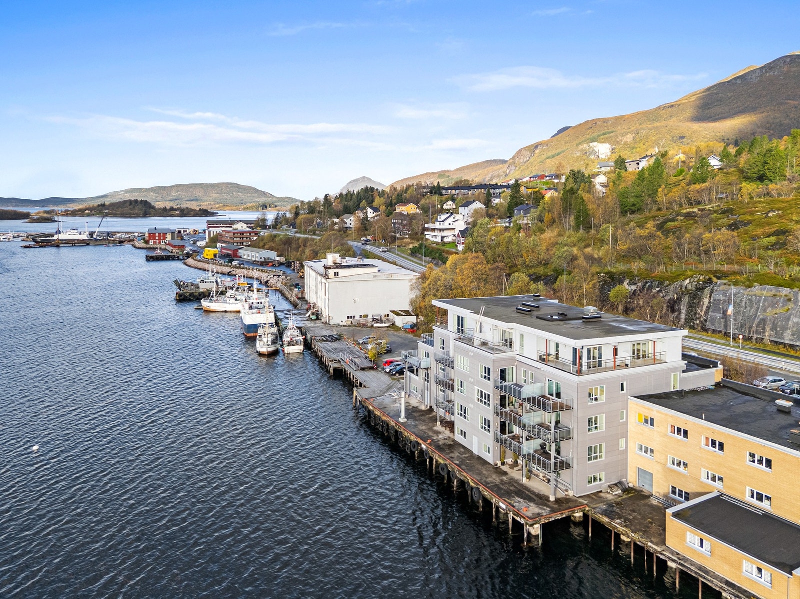 Leiligheten ligger tilbaketrukket, men samtidig en kort gåtur til unna Ørnes sentrum og tilhørende fasiliteter. Galleribilde