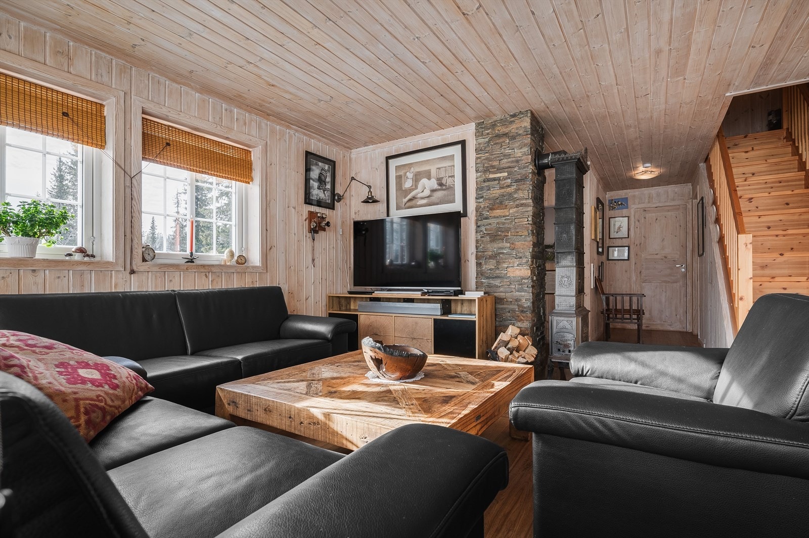 For oppvarming er det luft-luft-varmepumpe og en rehabilitert, eldre og flott etasjeovn fra Kværner Ovnstøperi. Møbler i stue medfølger. Galleribilde