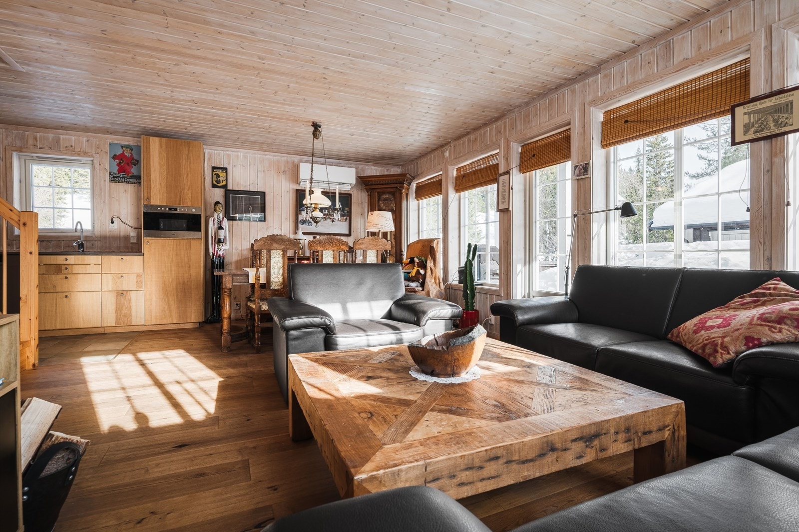 Hytta har en pen og lys stue med flere, store vinduer som gir et godt innslipp av naturlig dagslys. Galleribilde