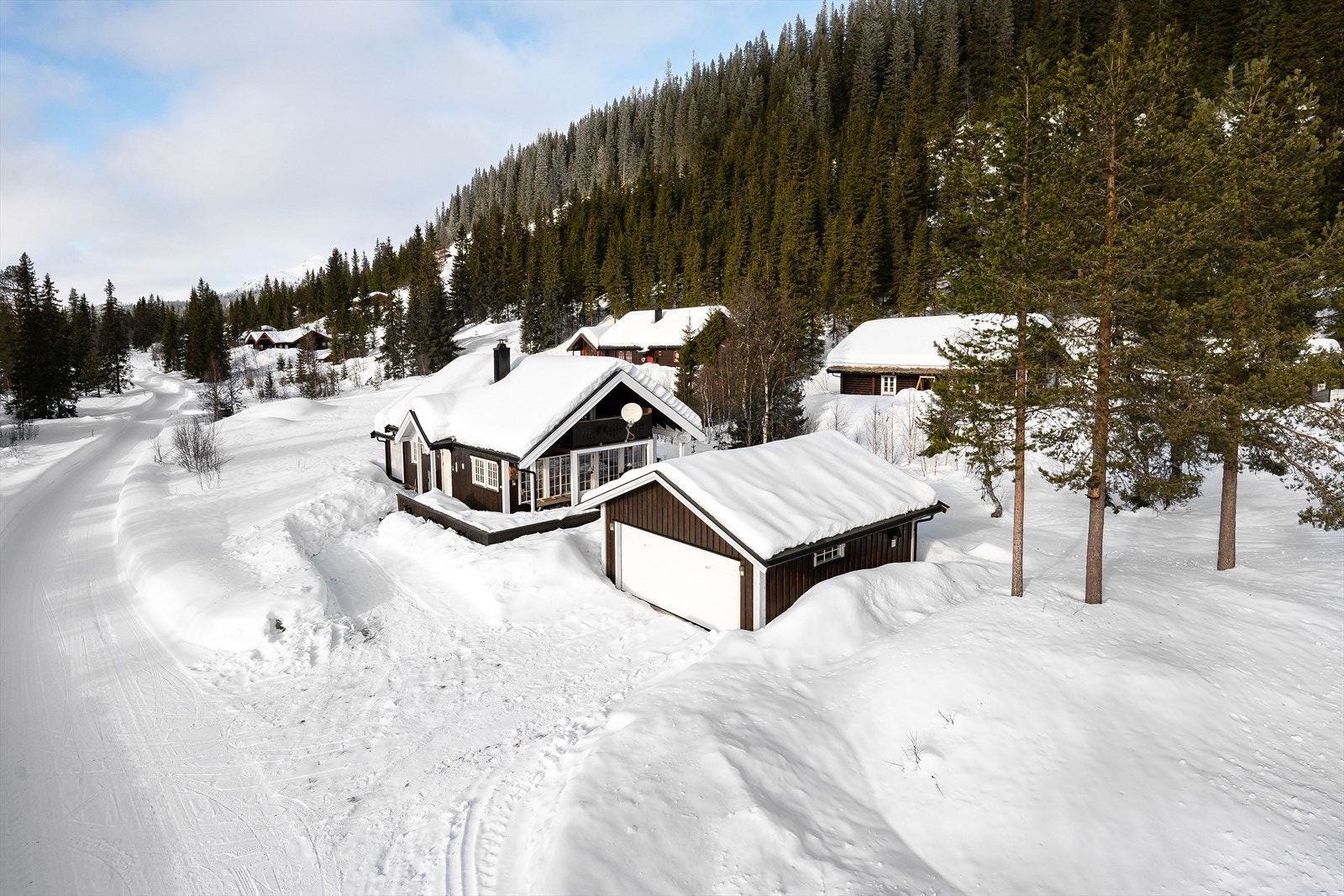 Eiendommen ligger i naturskjønne omgivelser i Trysil-Knuts fjellverden. Området er kjent for sine gode langrennsløyper som tar deg gjennom skog og opp til snaufjellet med et fantastisk skue utover Innlandets vakre fjellområder. Galleribilde