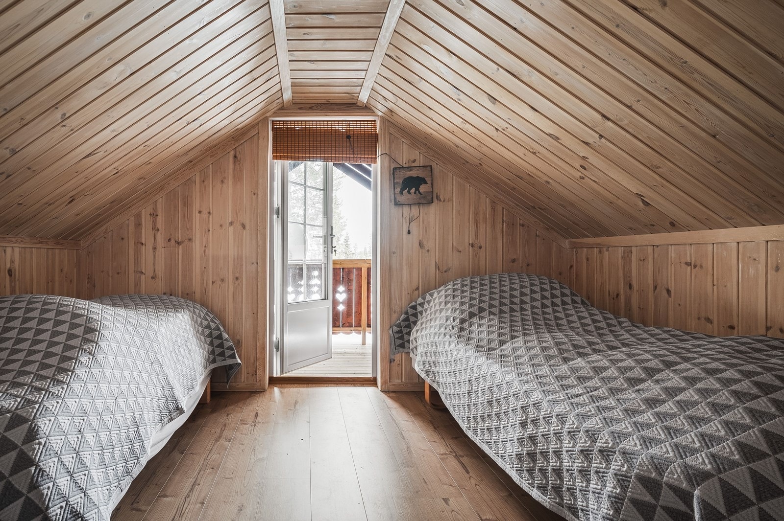 Det sør-østre rommet i loftsetasjen er også innredet med to enkeltsenger, og har i tillegg utgang til en overbygd veranda med et gulvareal på ca. 6 m². Rommet er ikke måleverdig pga. lav ?himlingshøyde, og det er ikke godkjent for varig opphold. Galleribilde