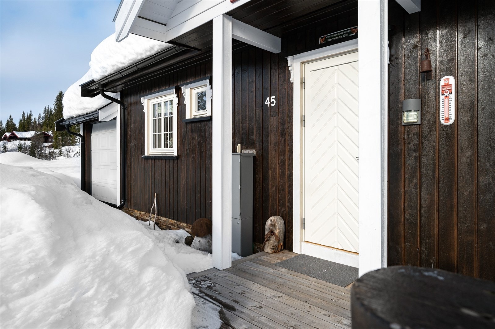 Hytta har et overbygd inngangsparti, som er praktisk med tanke på å slippe nedbør helt inn til døren. Galleribilde