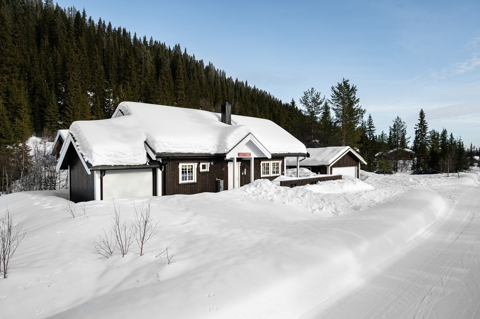 Velkommen til Eltdalen og denne flotte hytta med romslig garasje i Trysilknuts Fjellsenter 45! Galleribilde