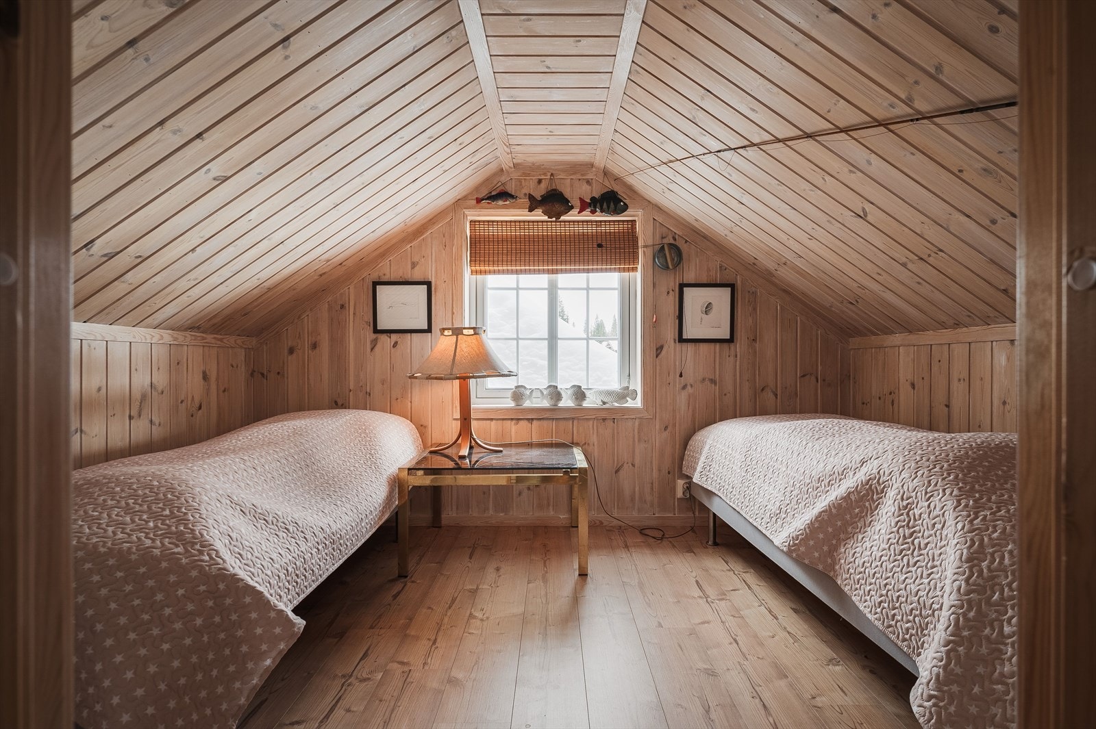 Det nord-vestre rommet i loftsetasjen, som er innredet med to enkeltsenger. Rommet er ikke måleverdig pga. lav ?himlingshøyde, og det er ikke godkjent for varig opphold. Galleribilde