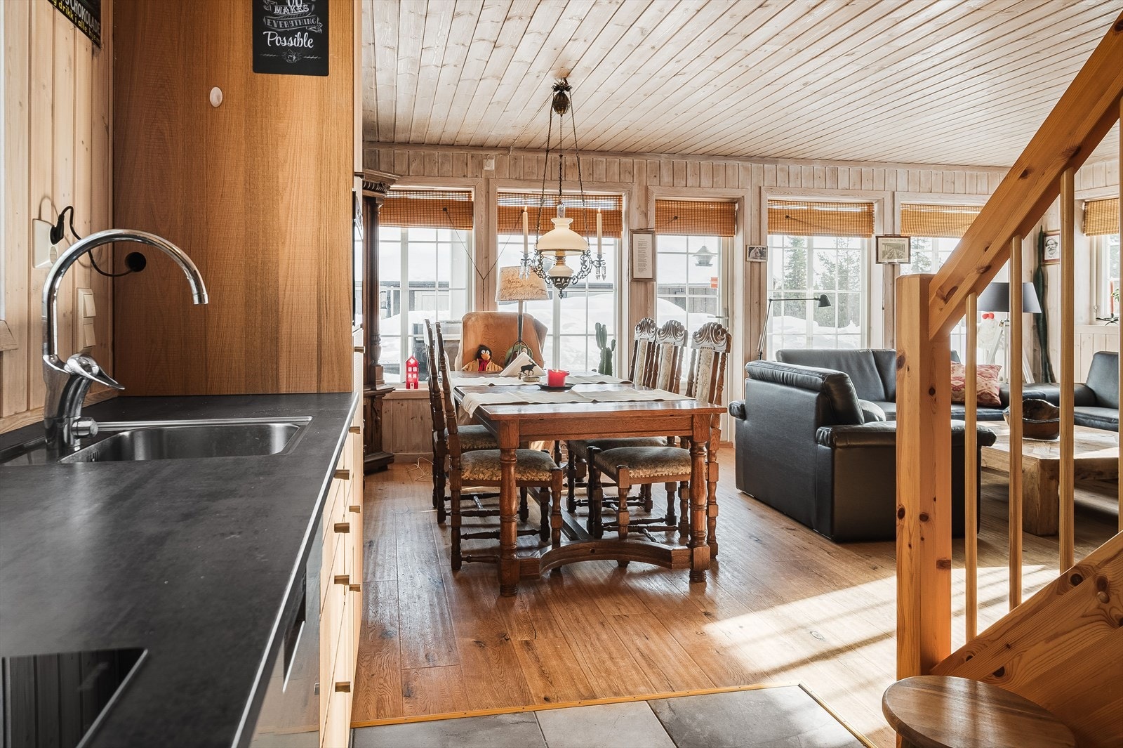 Allrommet byr på plass til både spisegruppe og sittegruppe, og har utgang til en svært romslig og dels overbygd terrasse på ca. 52m² - hvorav ca. 15 m² er overbygd. Galleribilde