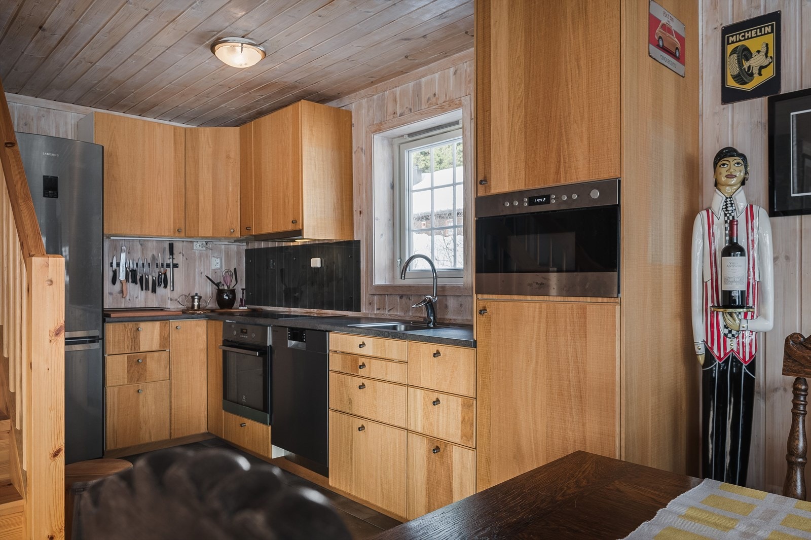 Hytta har et anvendelig og pent kjøkken med glatte fronter og laminert benkeplate, og er utstyrt med Integrerte hvitevarer som komfyr, platetopp og mikrobølgeovn. Frittstående kjøl- og fryseskap samt oppvaskmaskin medfølger. Galleribilde